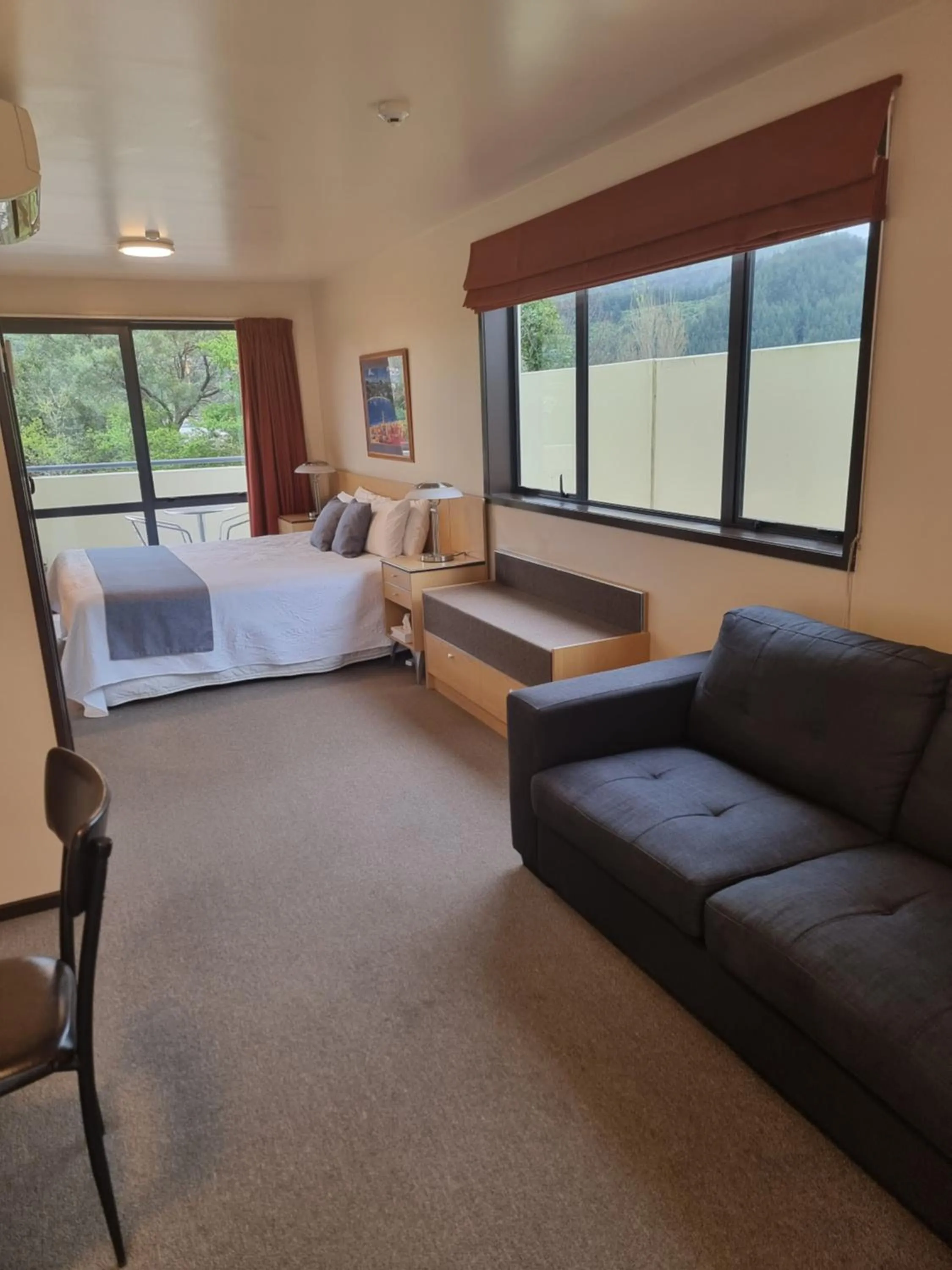 Patio, Bed in Broadway Motel