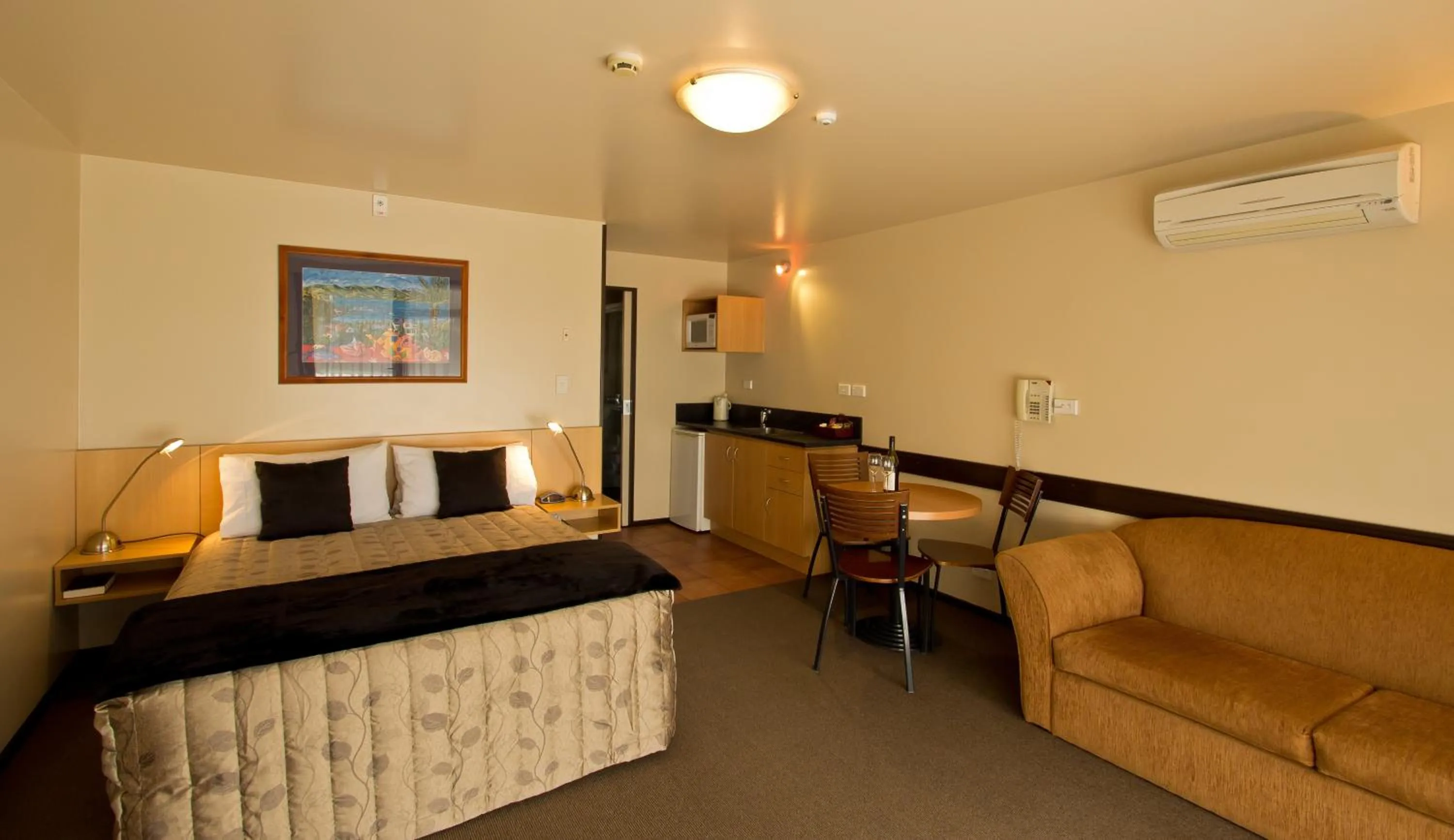 Standard One-Bedroom Apartment in Broadway Motel