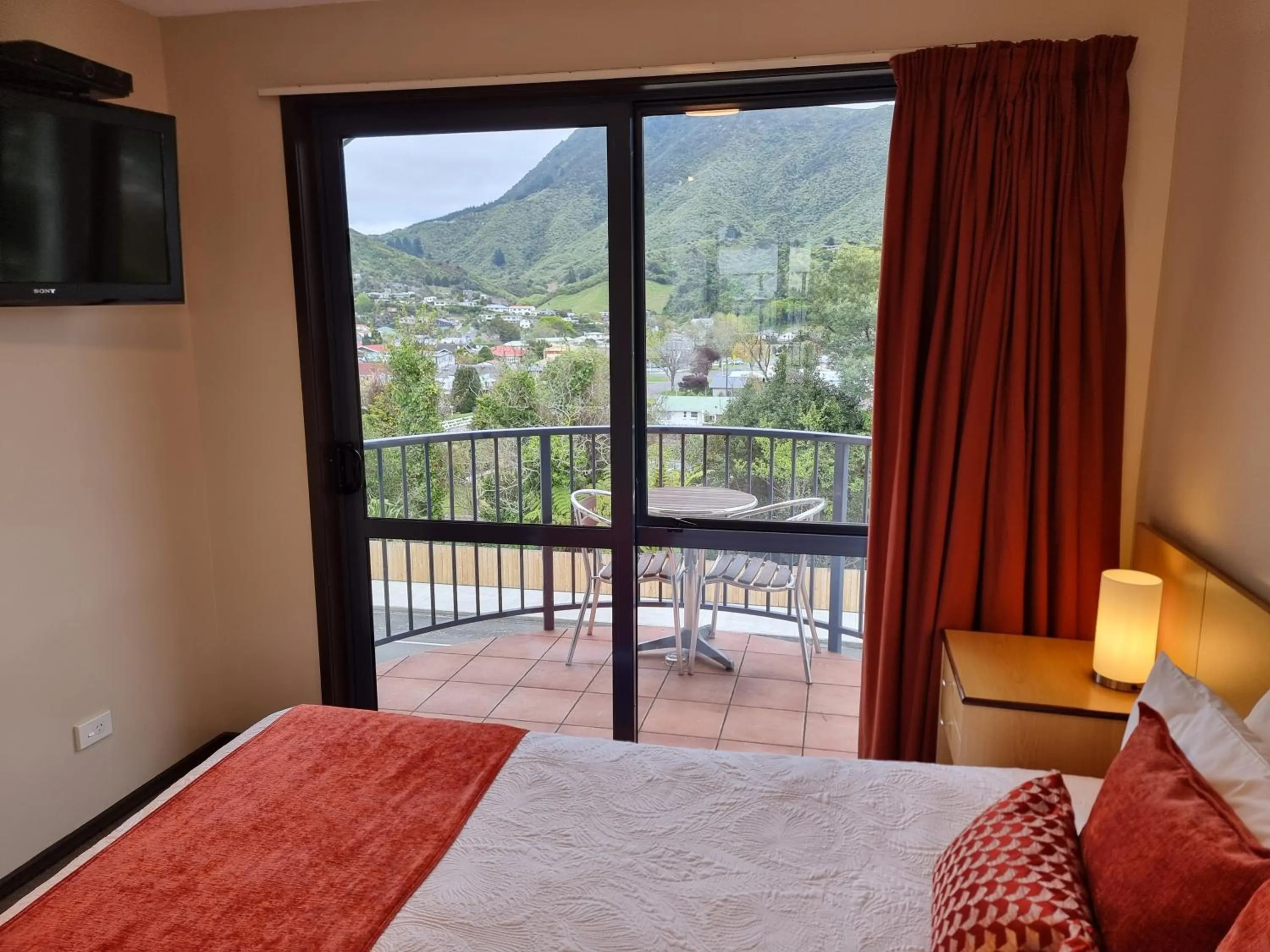 View (from property/room), Bed in Broadway Motel