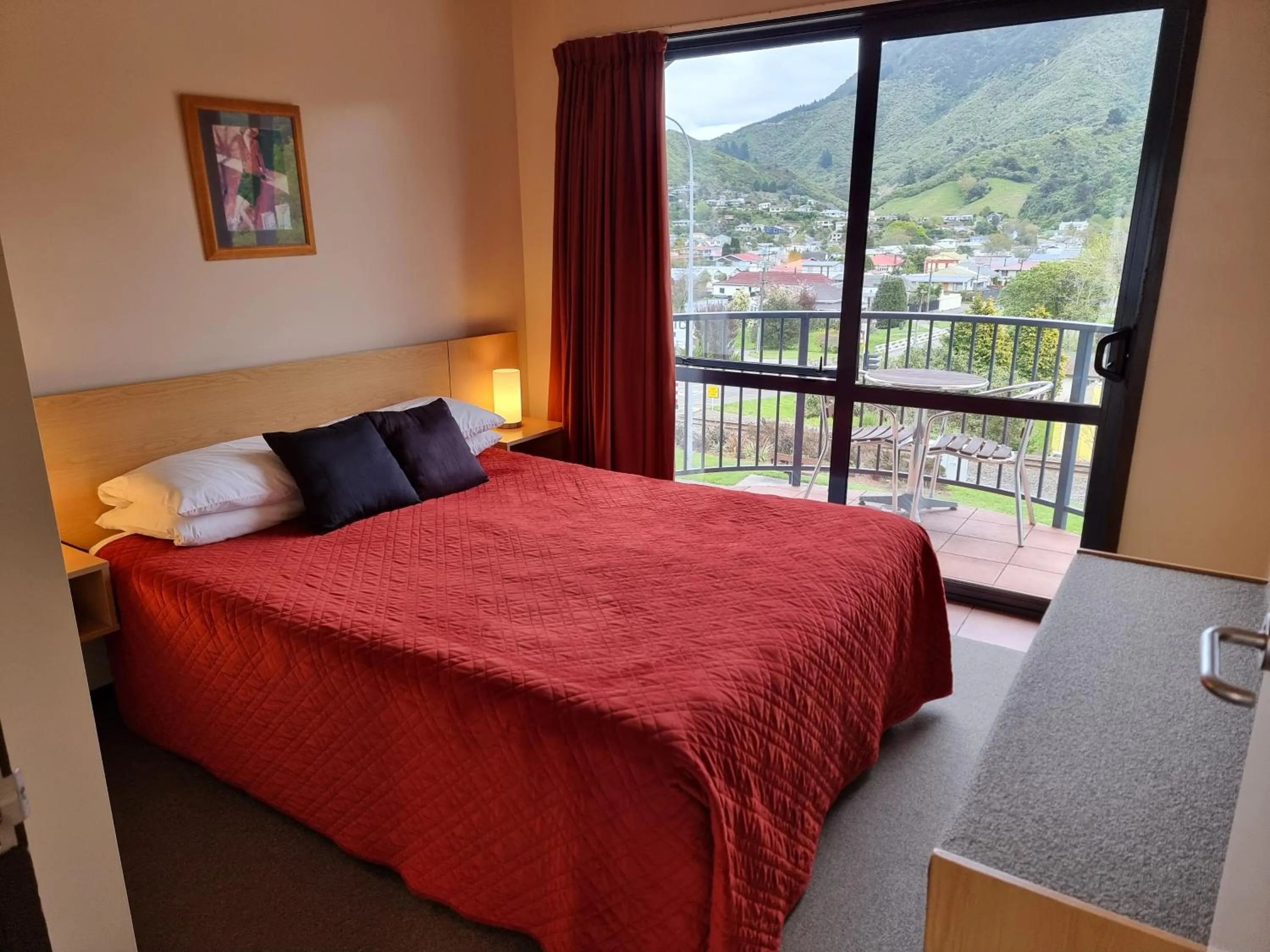 Bedroom, Bed in Broadway Motel