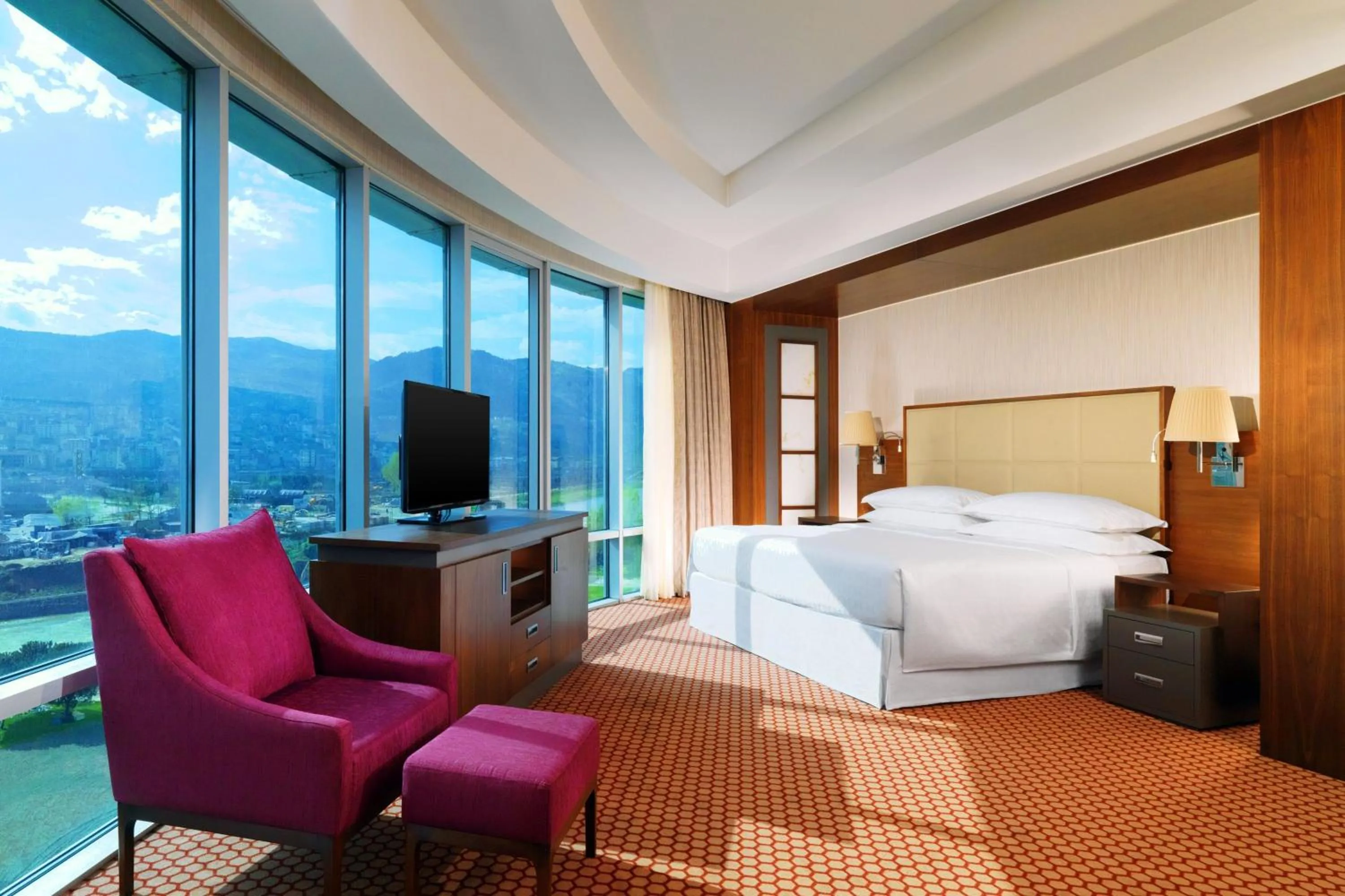 Photo of the whole room, Bed in Sheraton Bursa Hotel