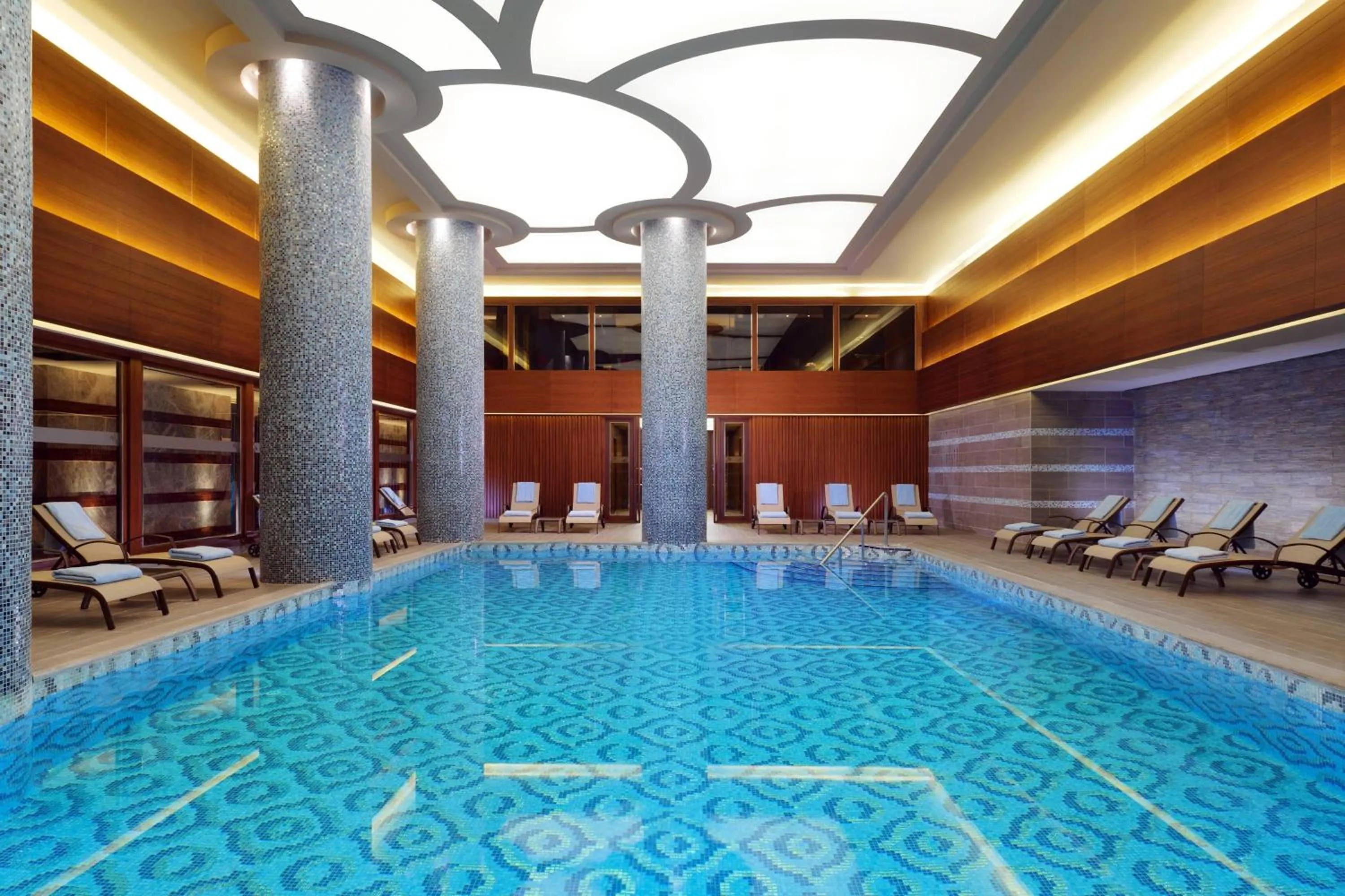 Swimming pool in Sheraton Bursa Hotel
