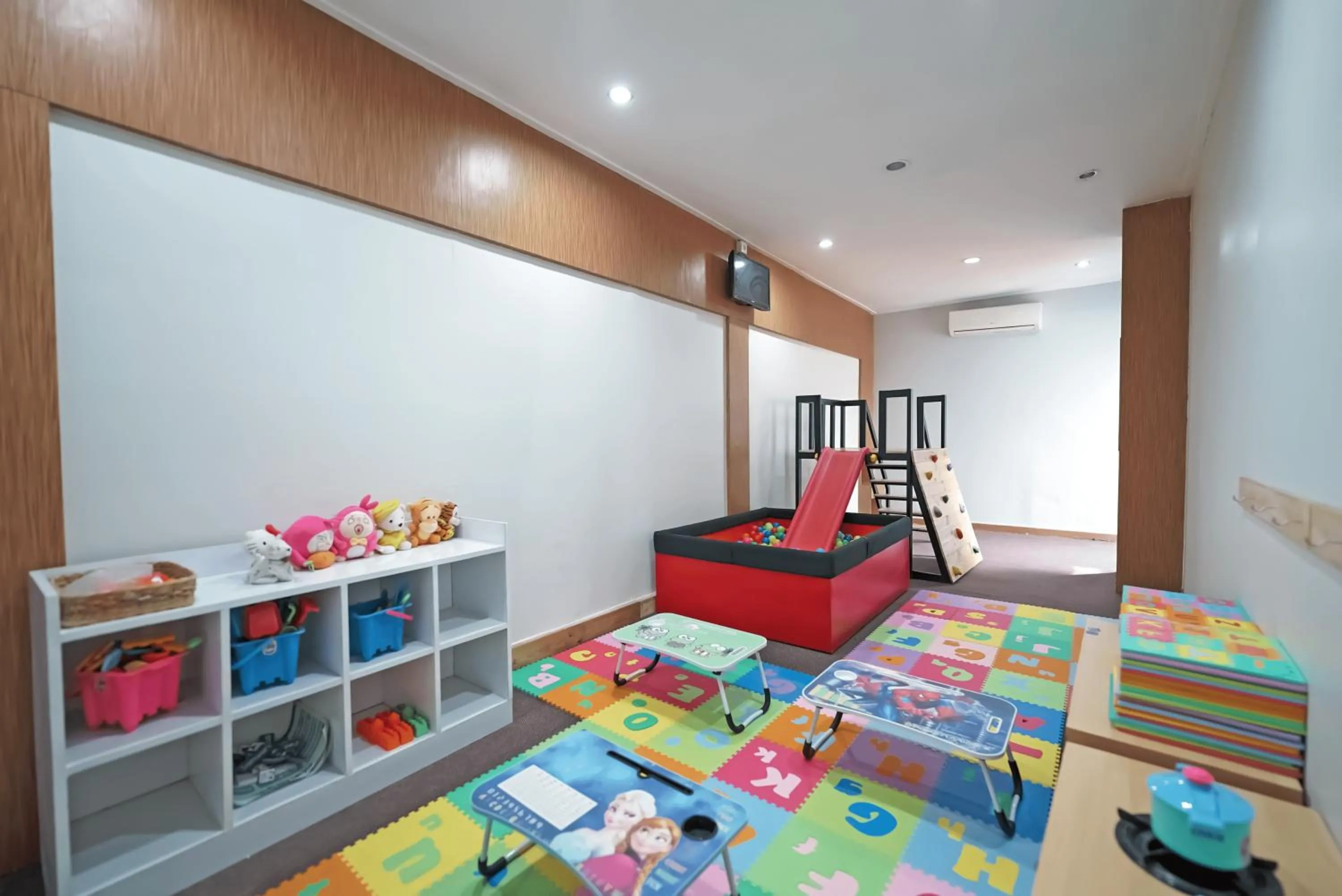 Children play ground, Bed in Grand Tjokro Yogyakarta