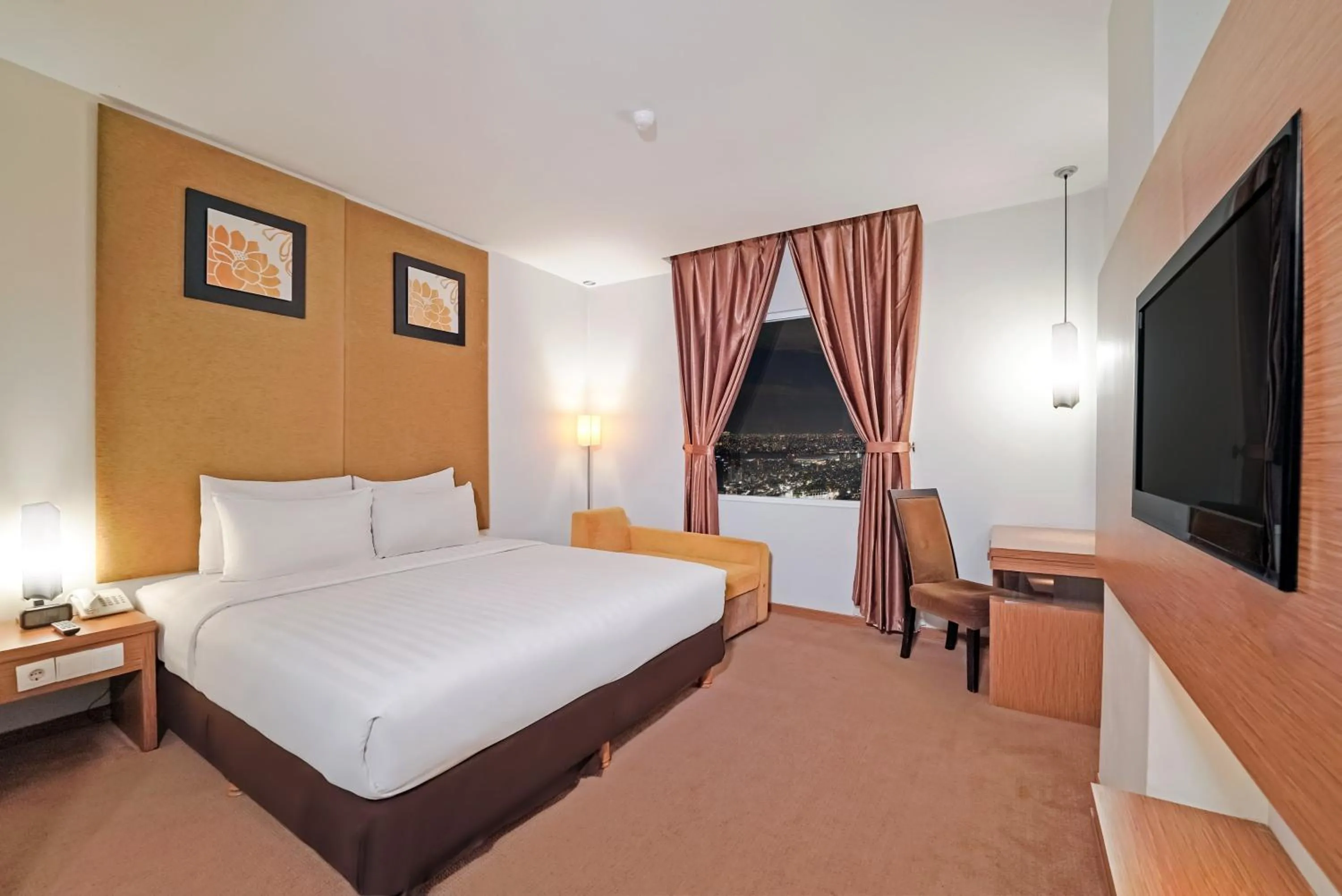 Bedroom, Bed in Grand Tjokro Yogyakarta