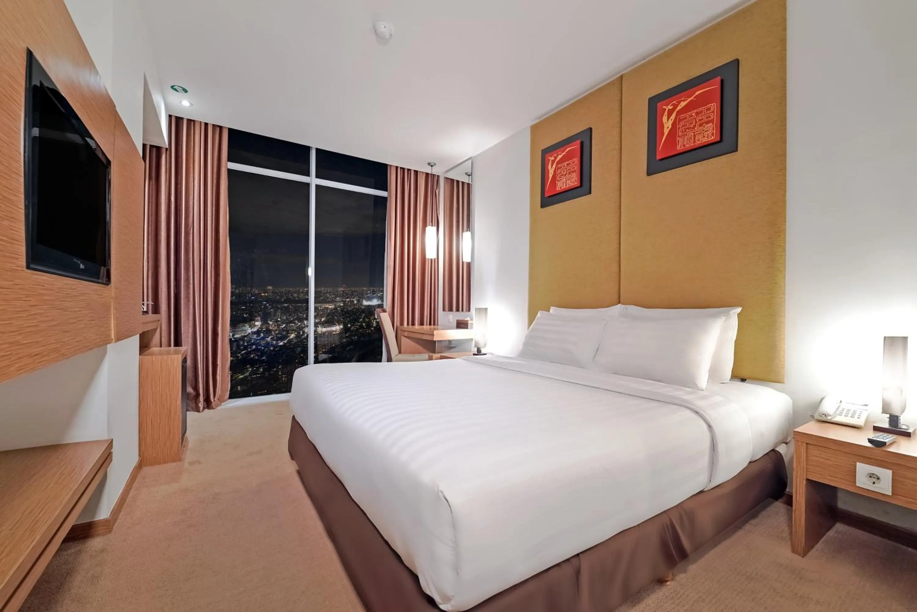 Bed in Grand Tjokro Yogyakarta