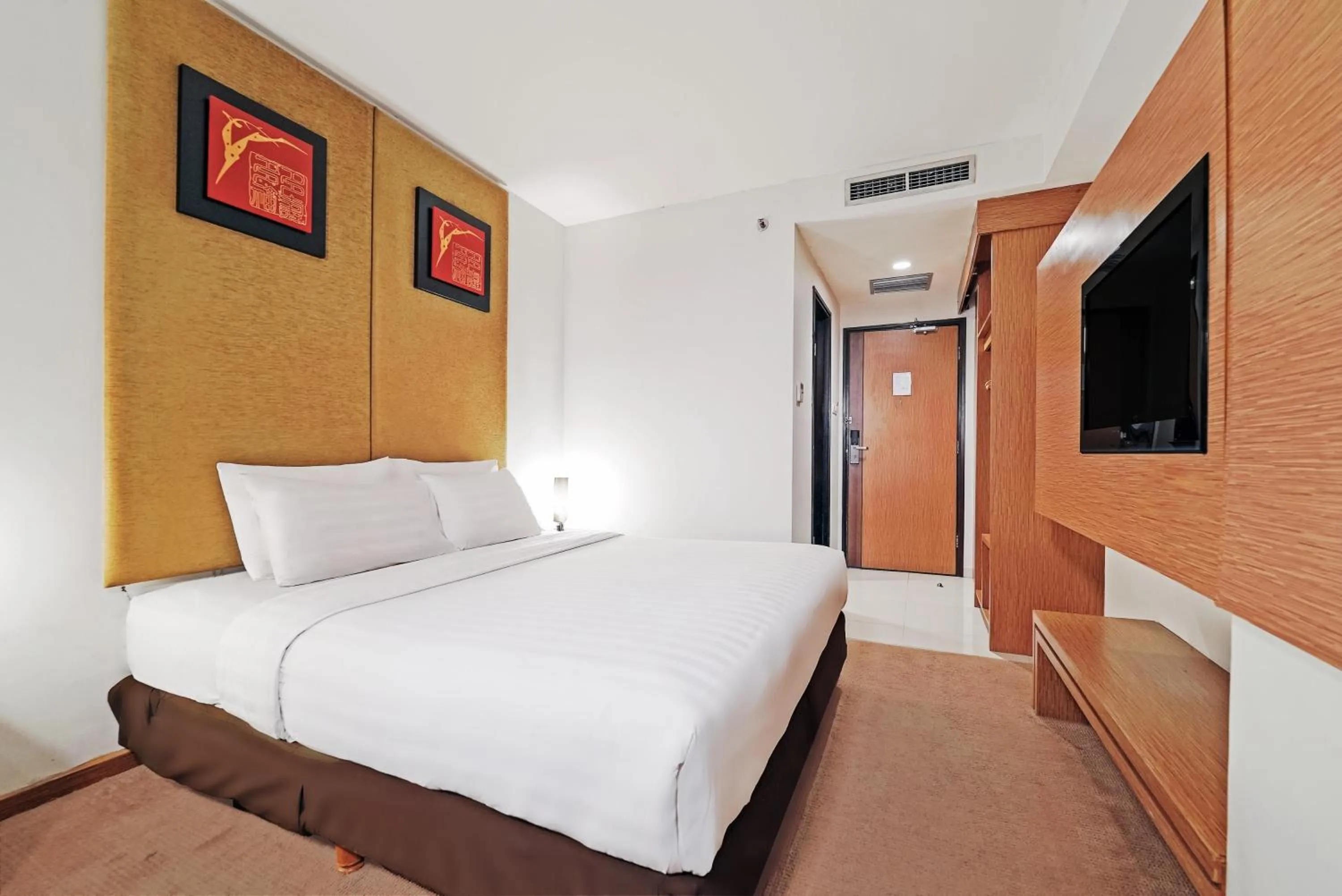 Bed in Grand Tjokro Yogyakarta