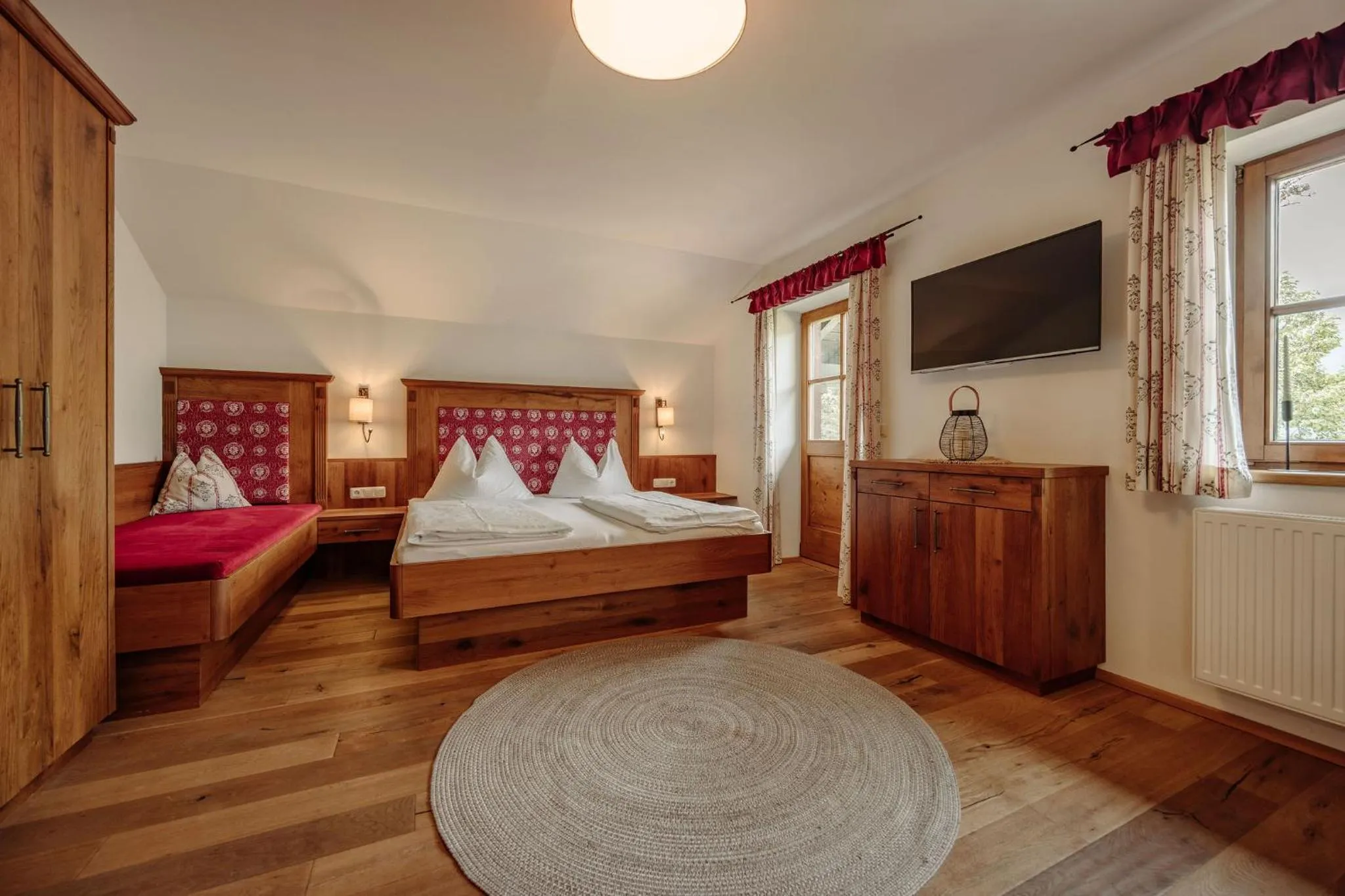 Bedroom, Bed in Lerchs Landhotel