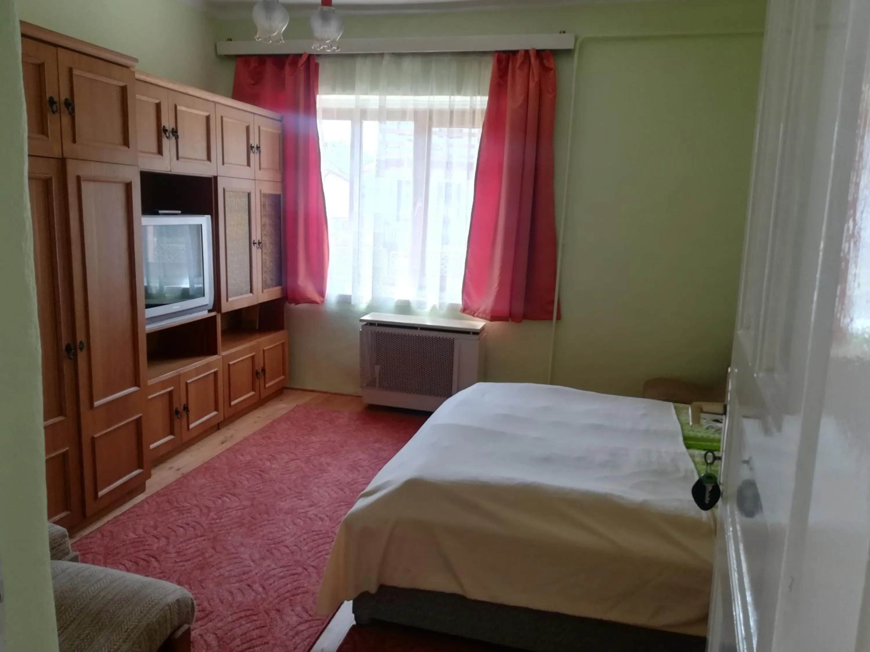 Photo of the whole room, Bed in Pinczés Ház