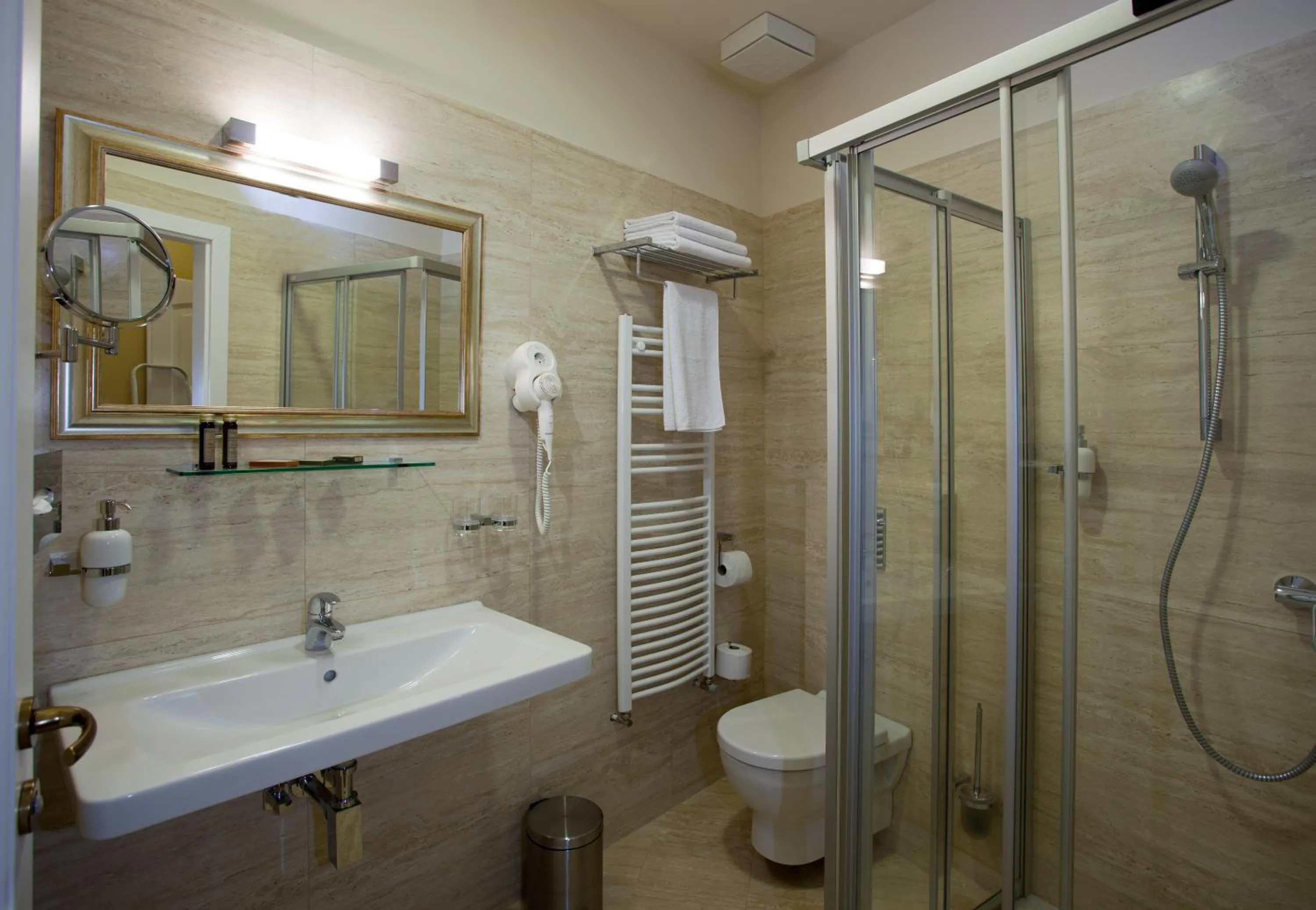 Bathroom in Barokk Hotel Promenád