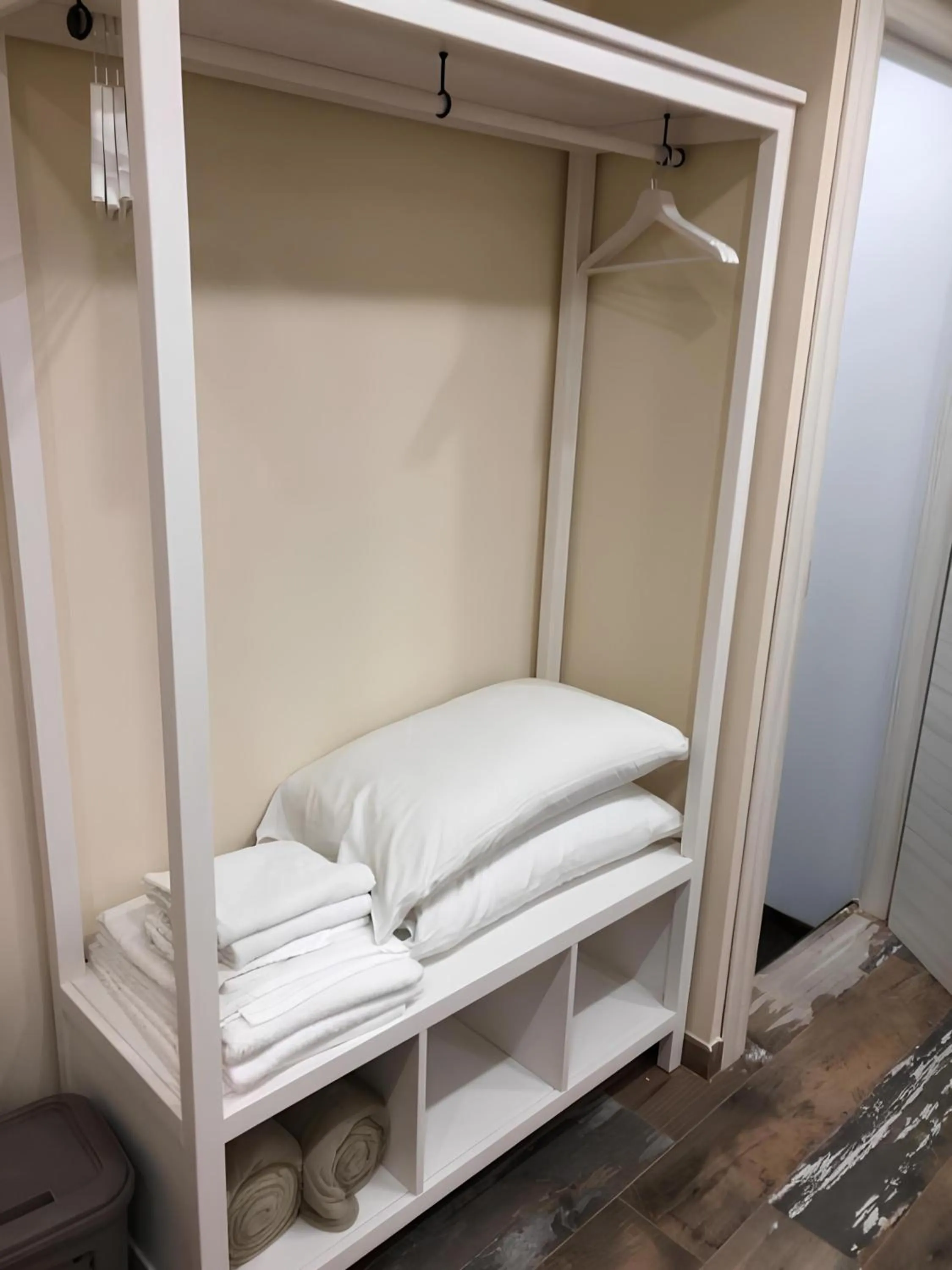 wardrobe, Bed in O' Scartellato