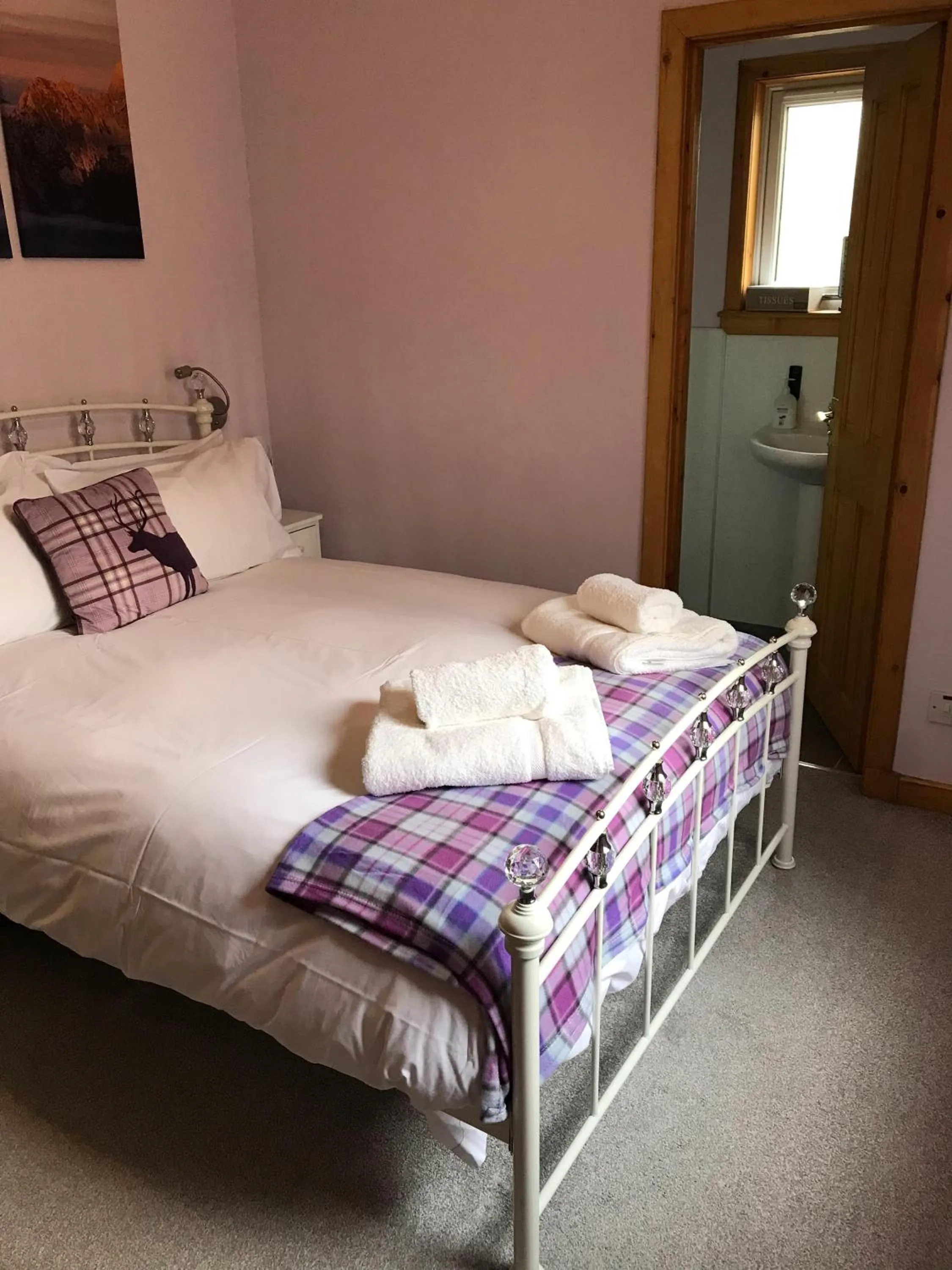 Bedroom, Bed in Glenlochy Nevis Bridge Apartments