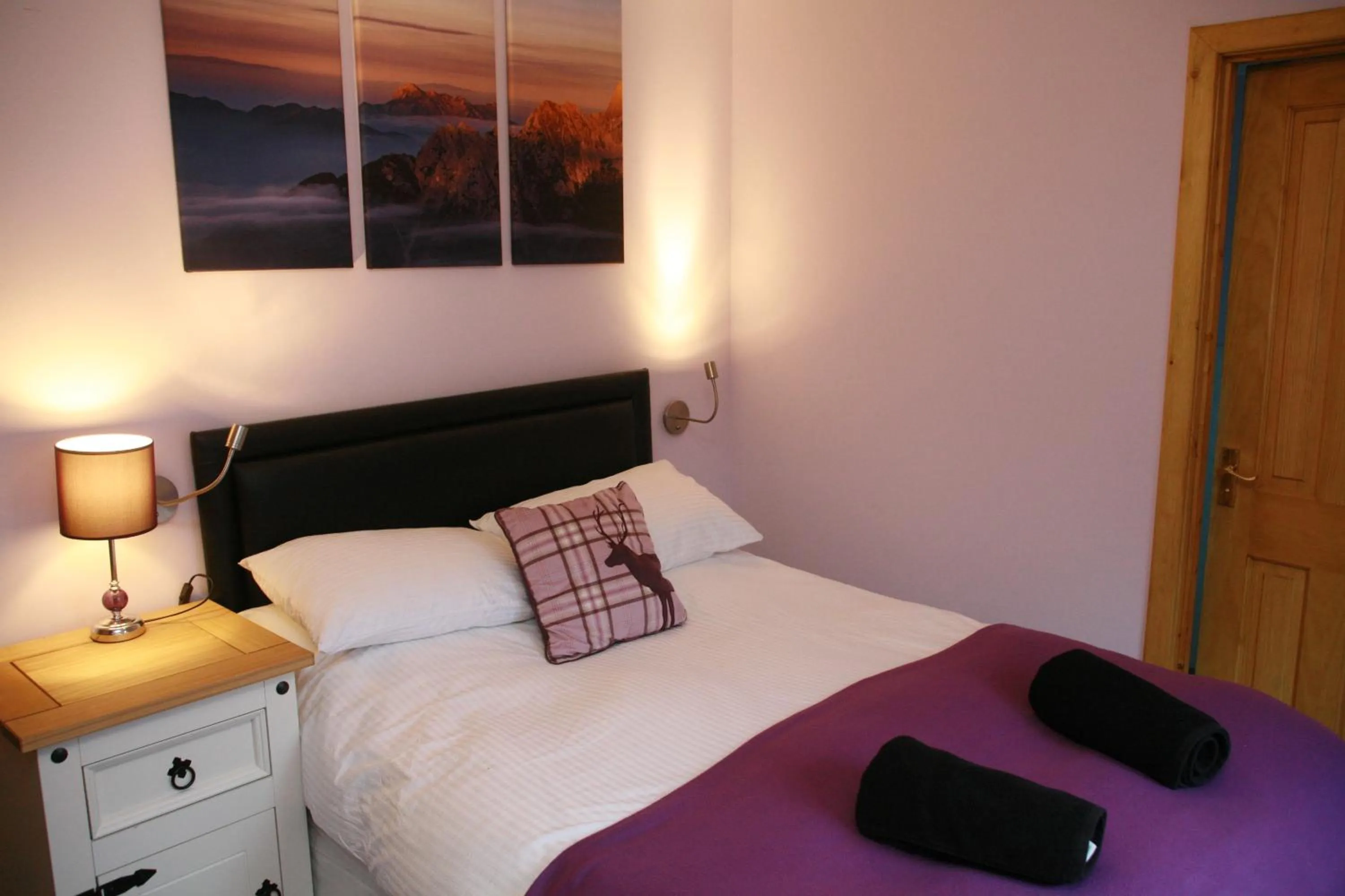 Shower, Bed in Glenlochy Nevis Bridge Apartments
