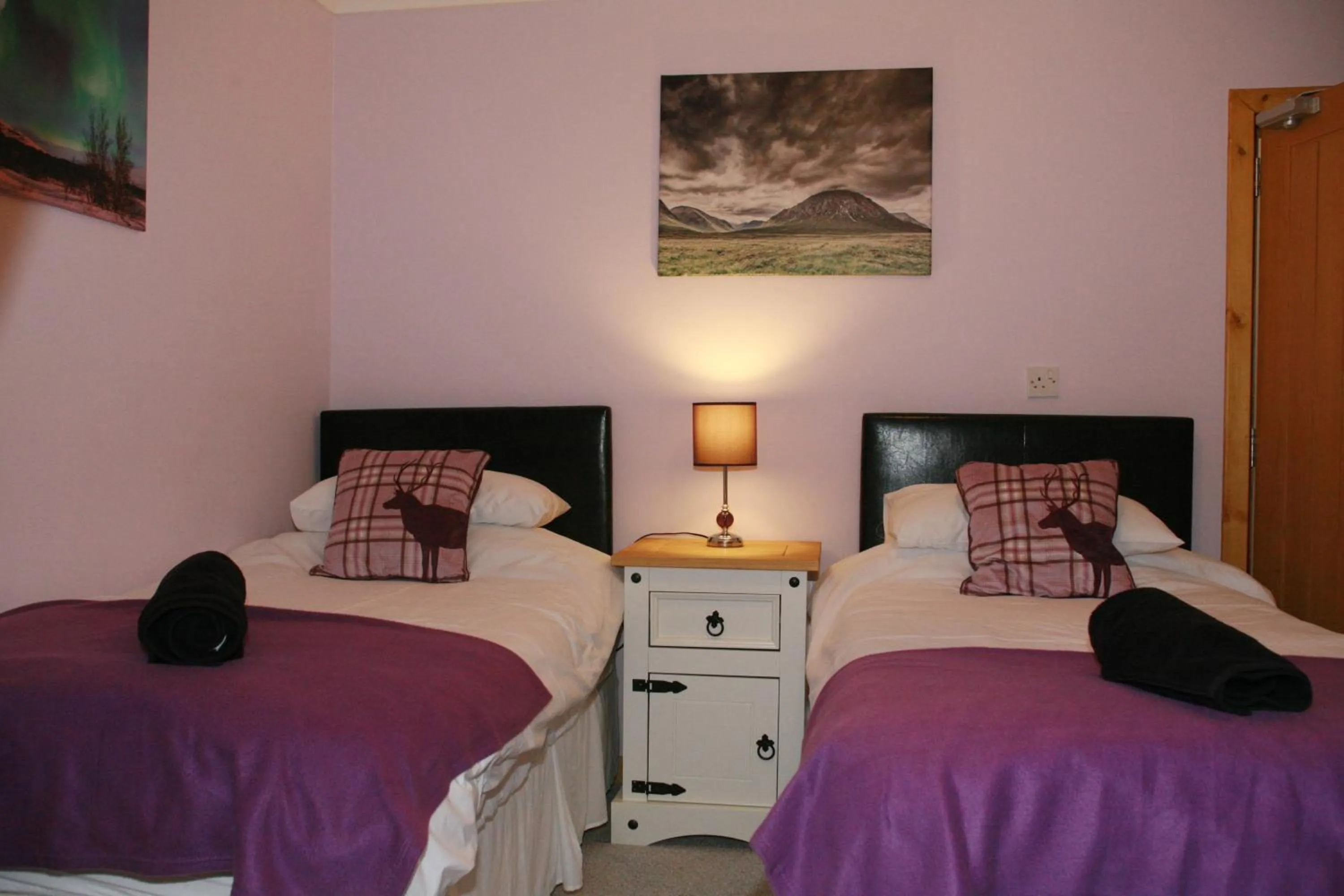 Shower, Bed in Glenlochy Nevis Bridge Apartments