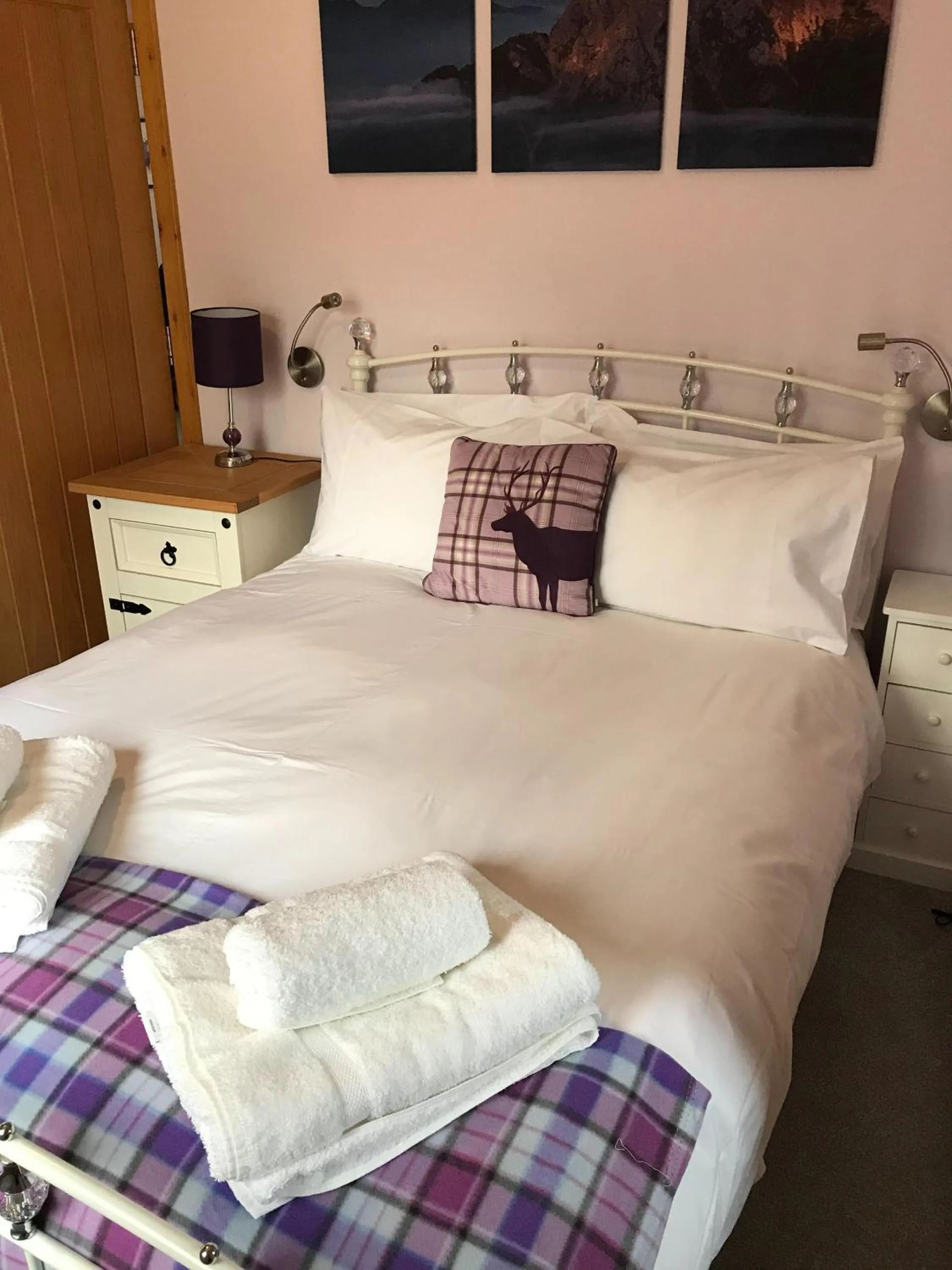 Bedroom, Bed in Glenlochy Nevis Bridge Apartments