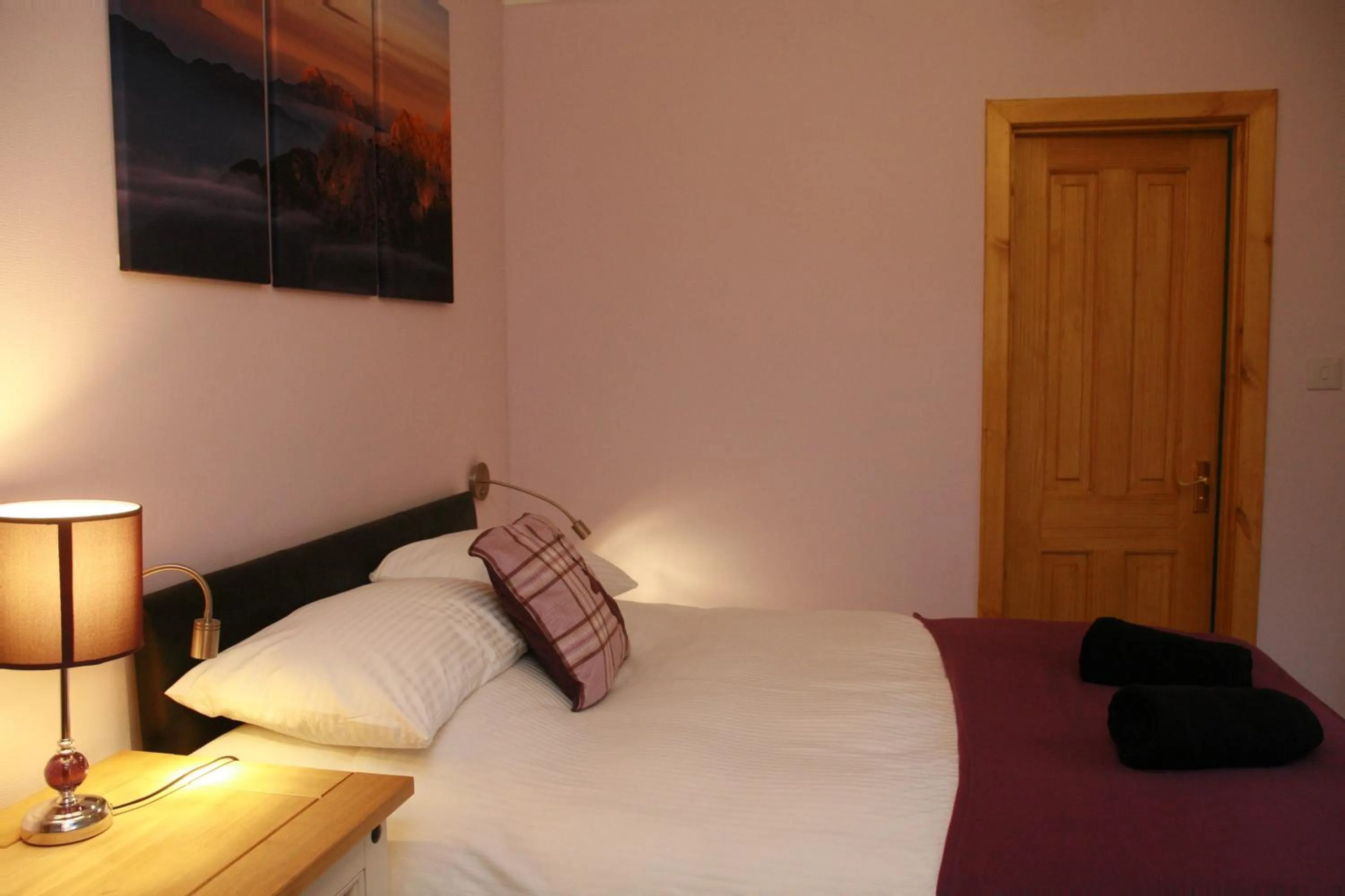 Shower, Bed in Glenlochy Nevis Bridge Apartments