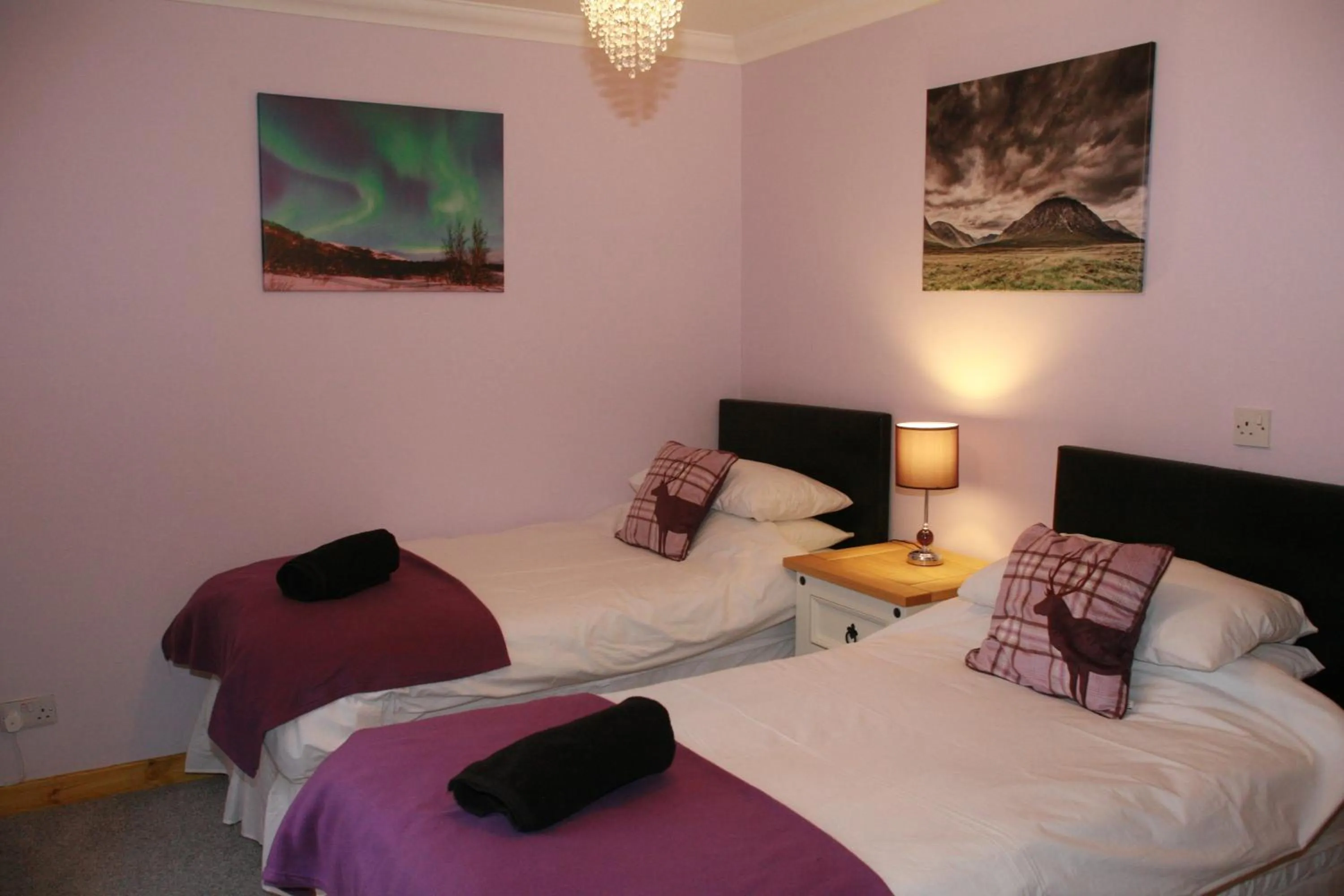 Shower, Bed in Glenlochy Nevis Bridge Apartments