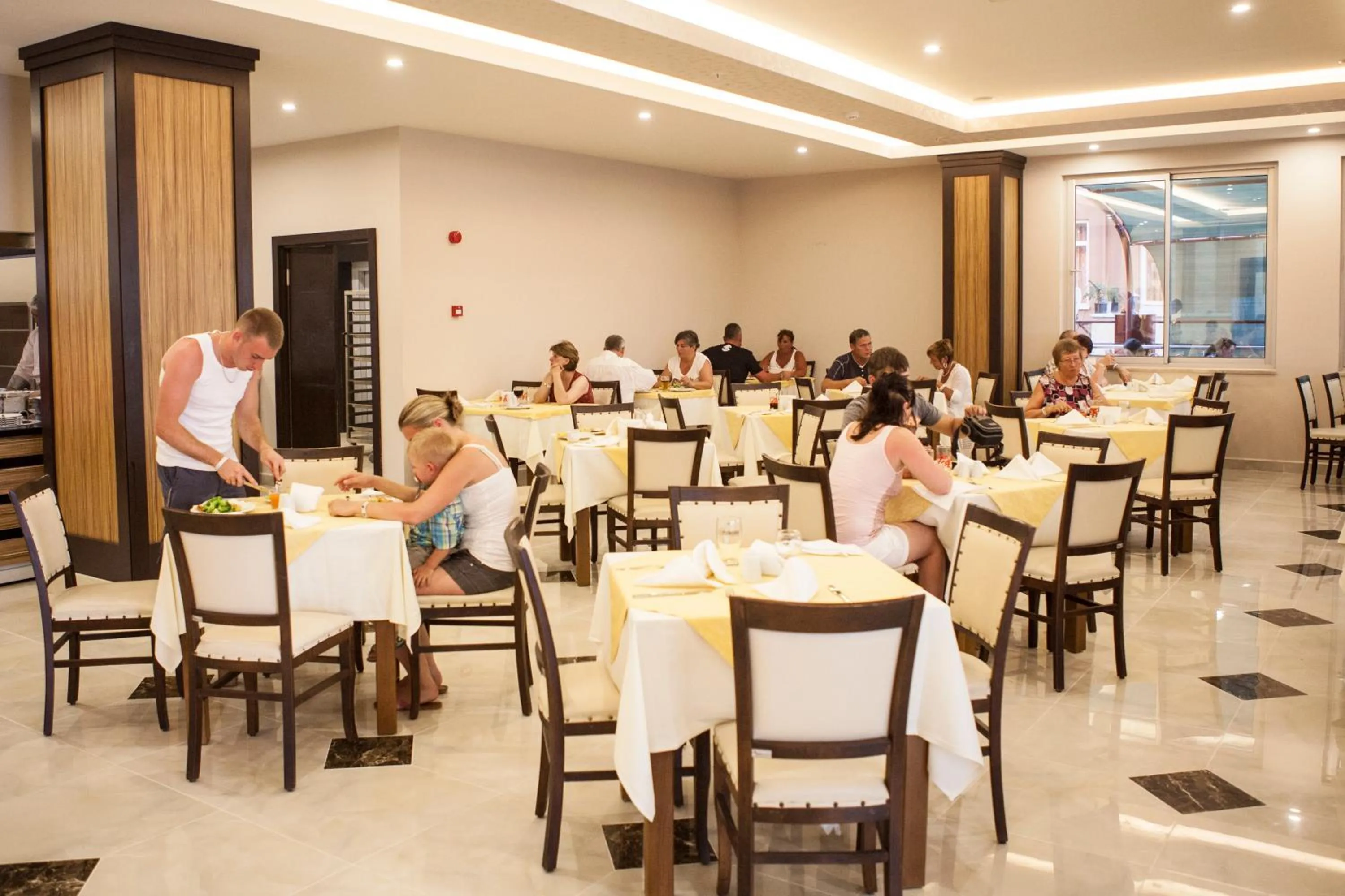 Restaurant/places to eat in Side West Park Hotel