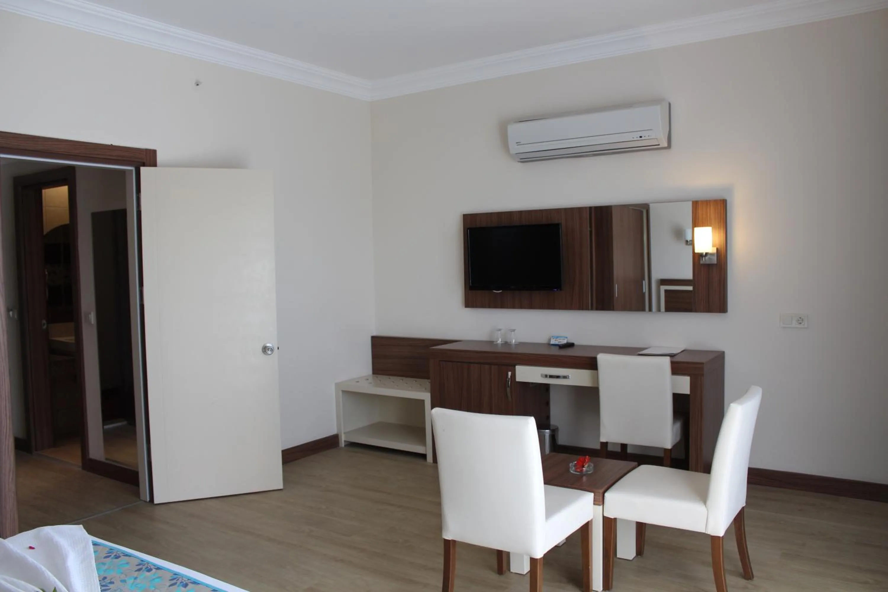 Side West Park Hotel