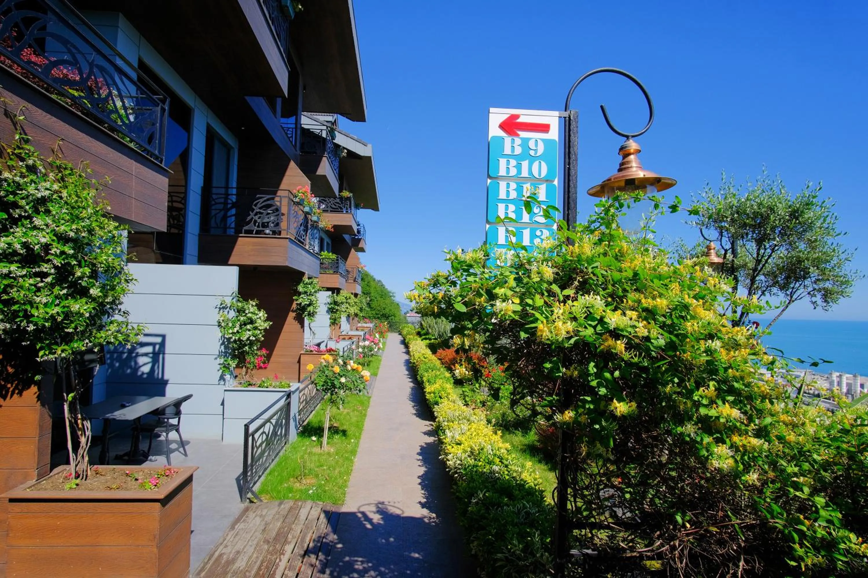 Property building in Peerless Villas Hotel