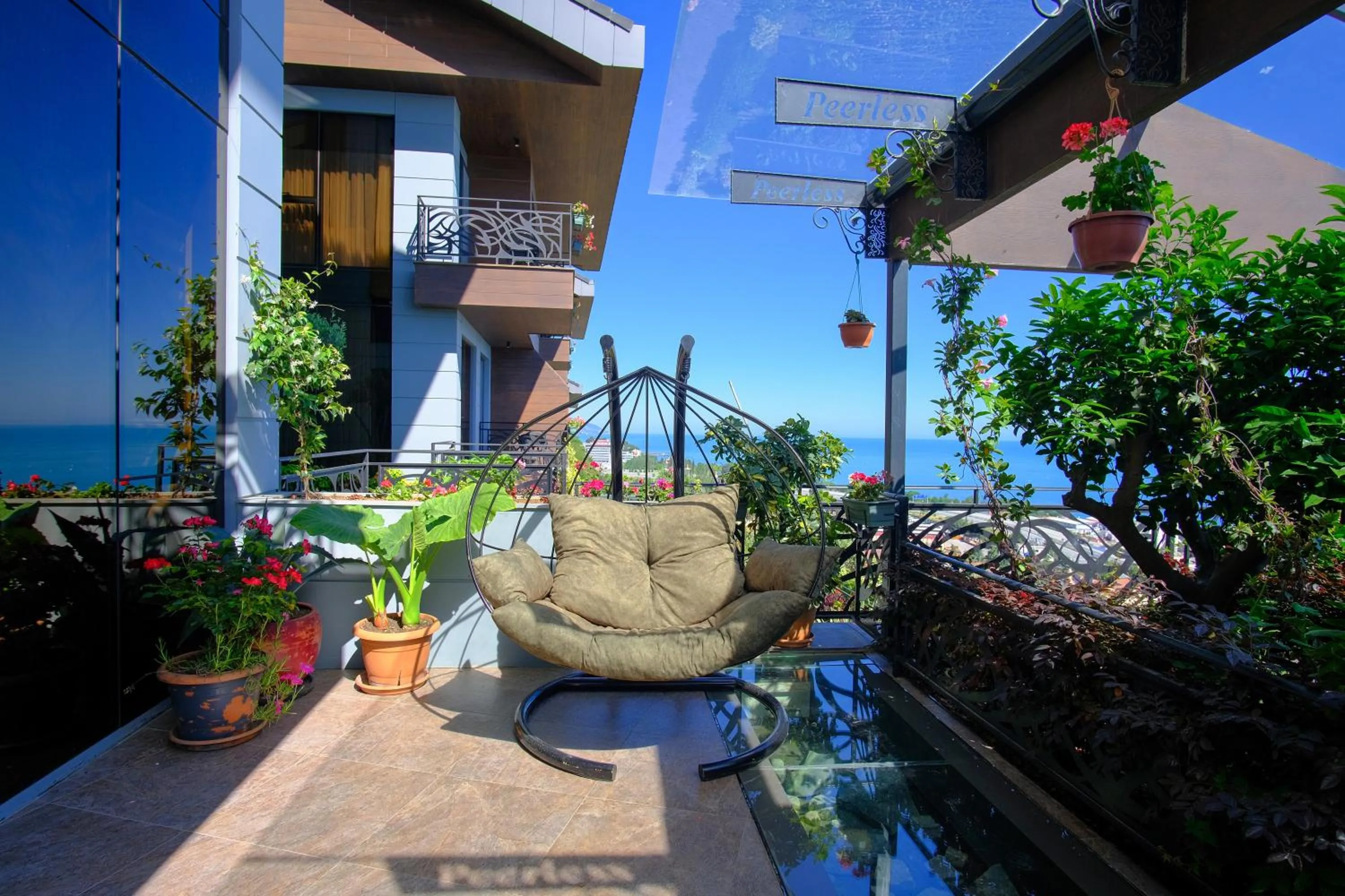 Restaurant/places to eat in Peerless Villas Hotel