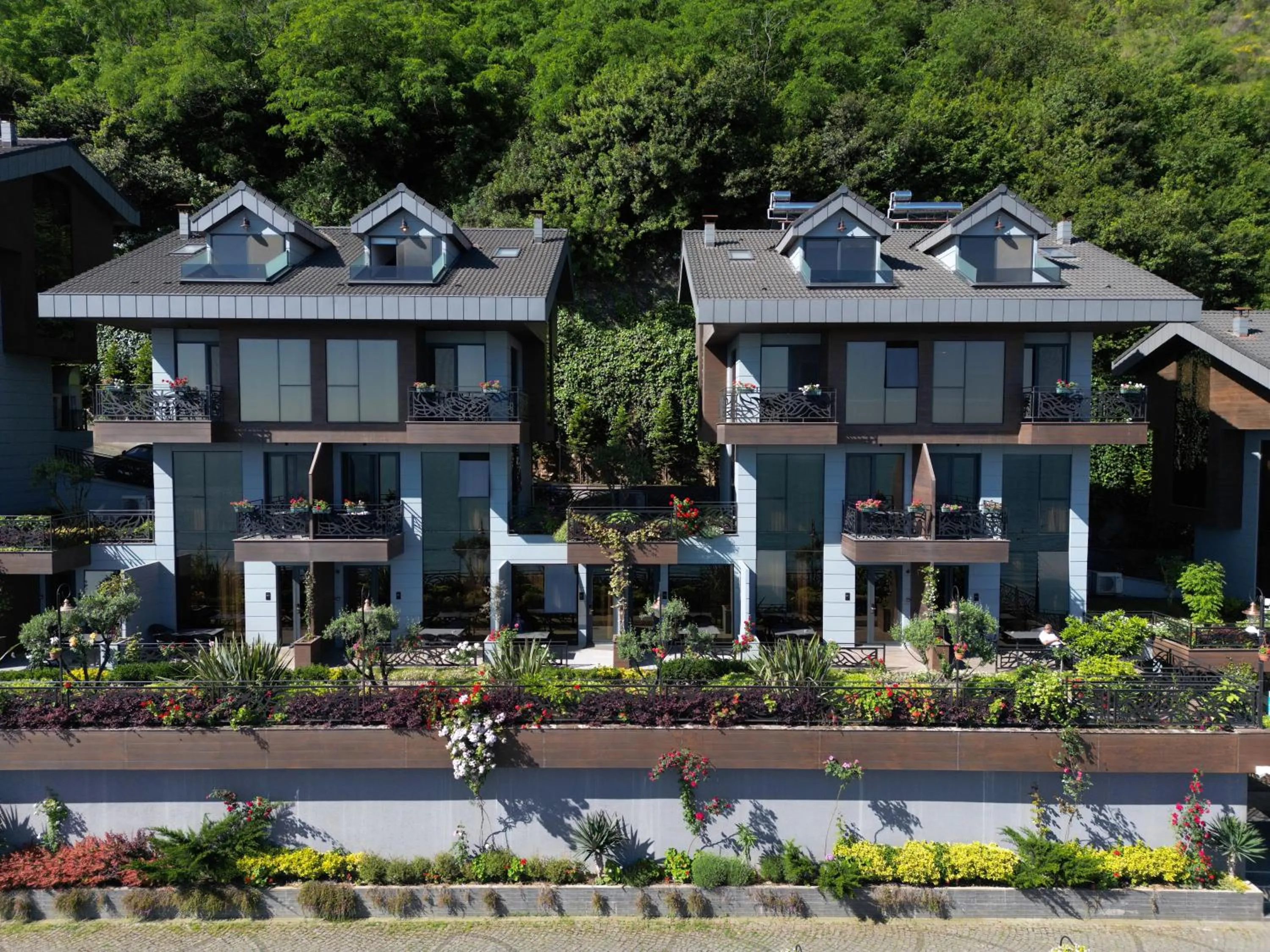 Property building in Peerless Villas Hotel