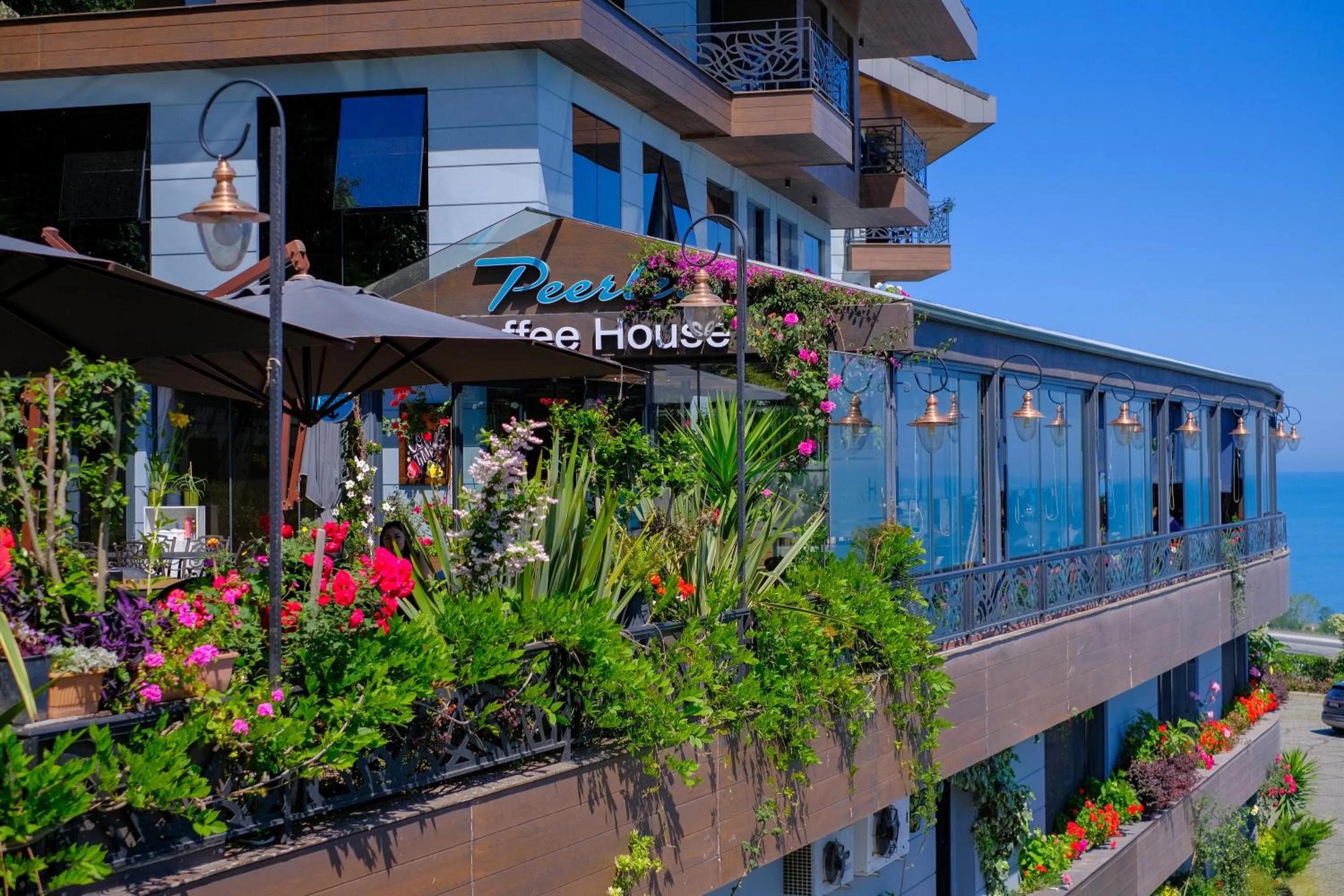 Restaurant/places to eat in Peerless Villas Hotel