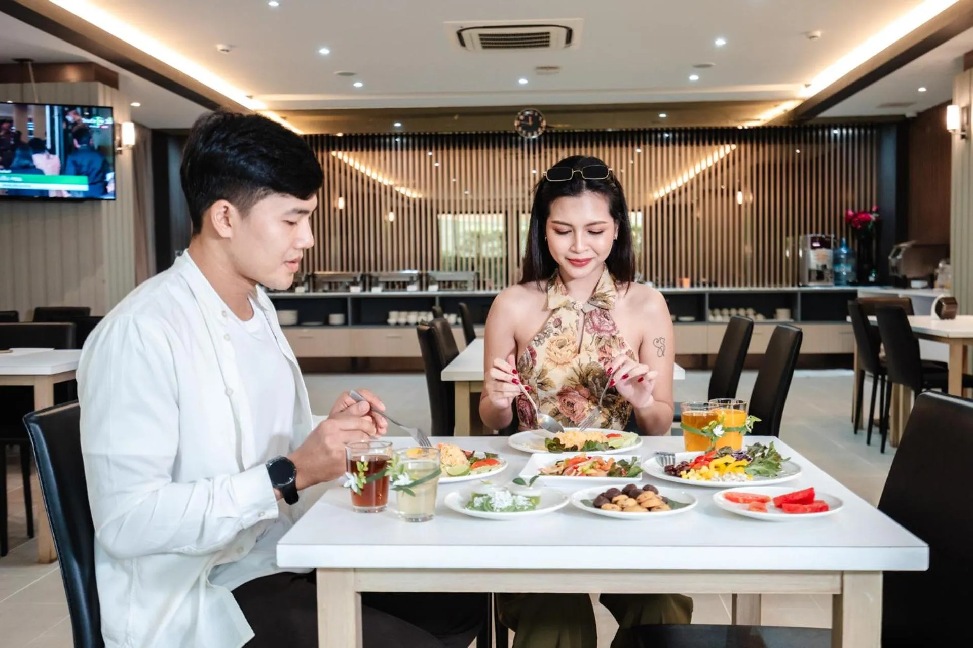 Restaurant/places to eat in W3 Hotel