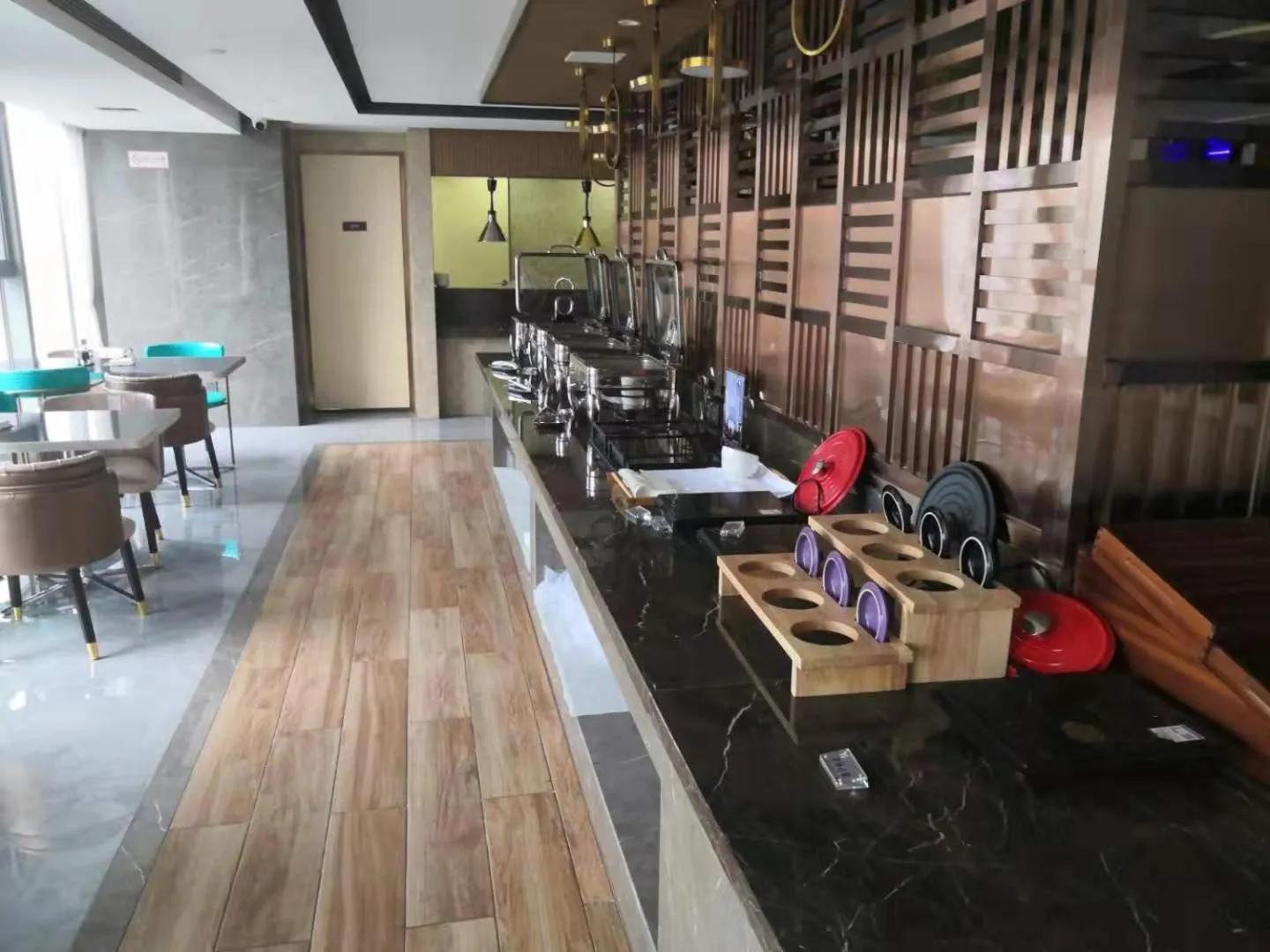 Restaurant/places to eat in Metropolo Jinjiang Wuhan Optics Valley Science and Technology Exhibition Center