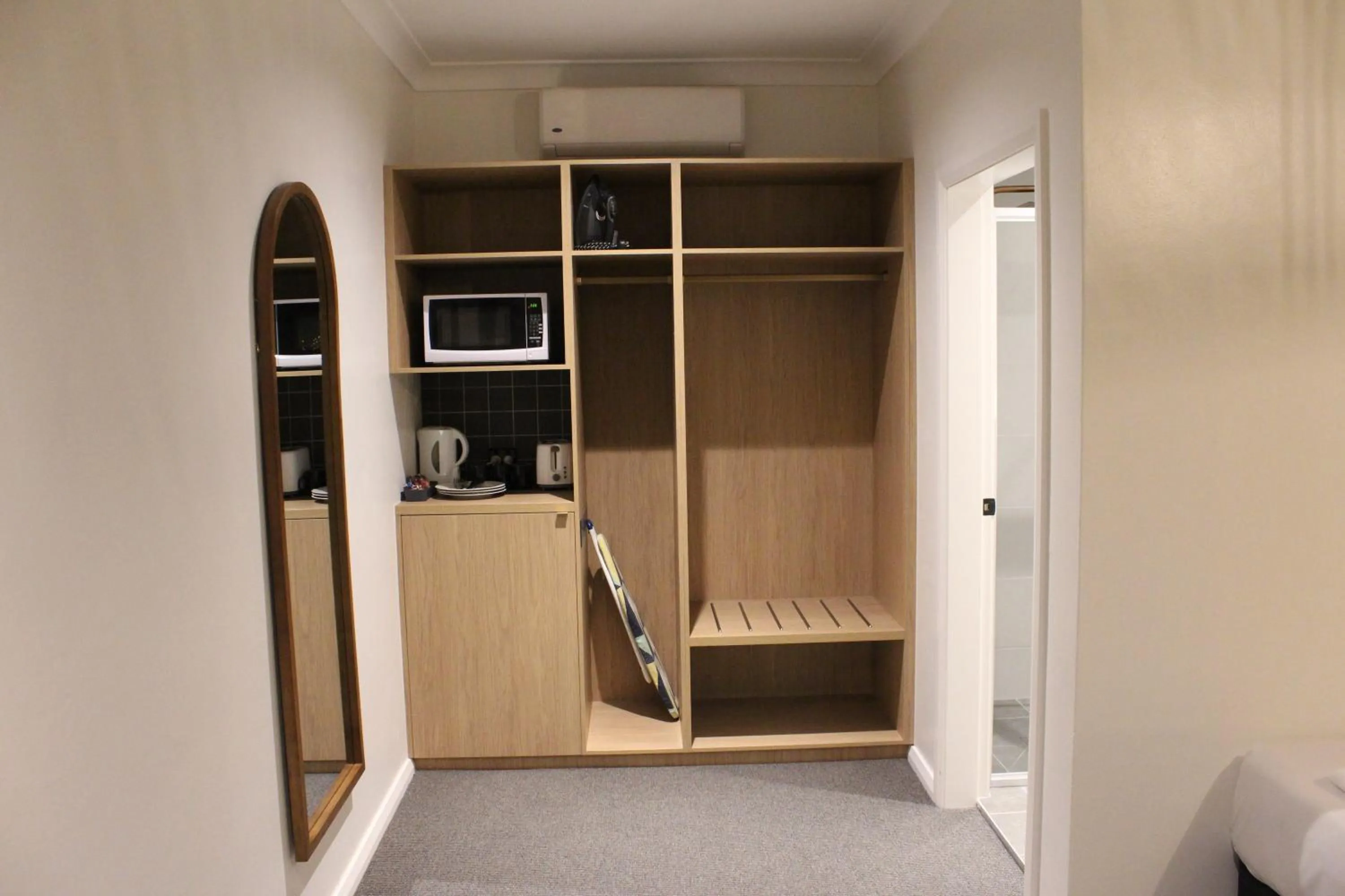 Palm and Pawn Motor Inn