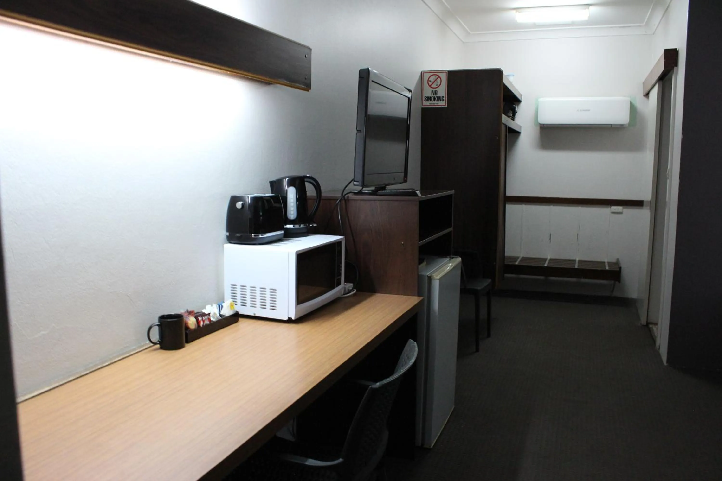 Palm and Pawn Motor Inn