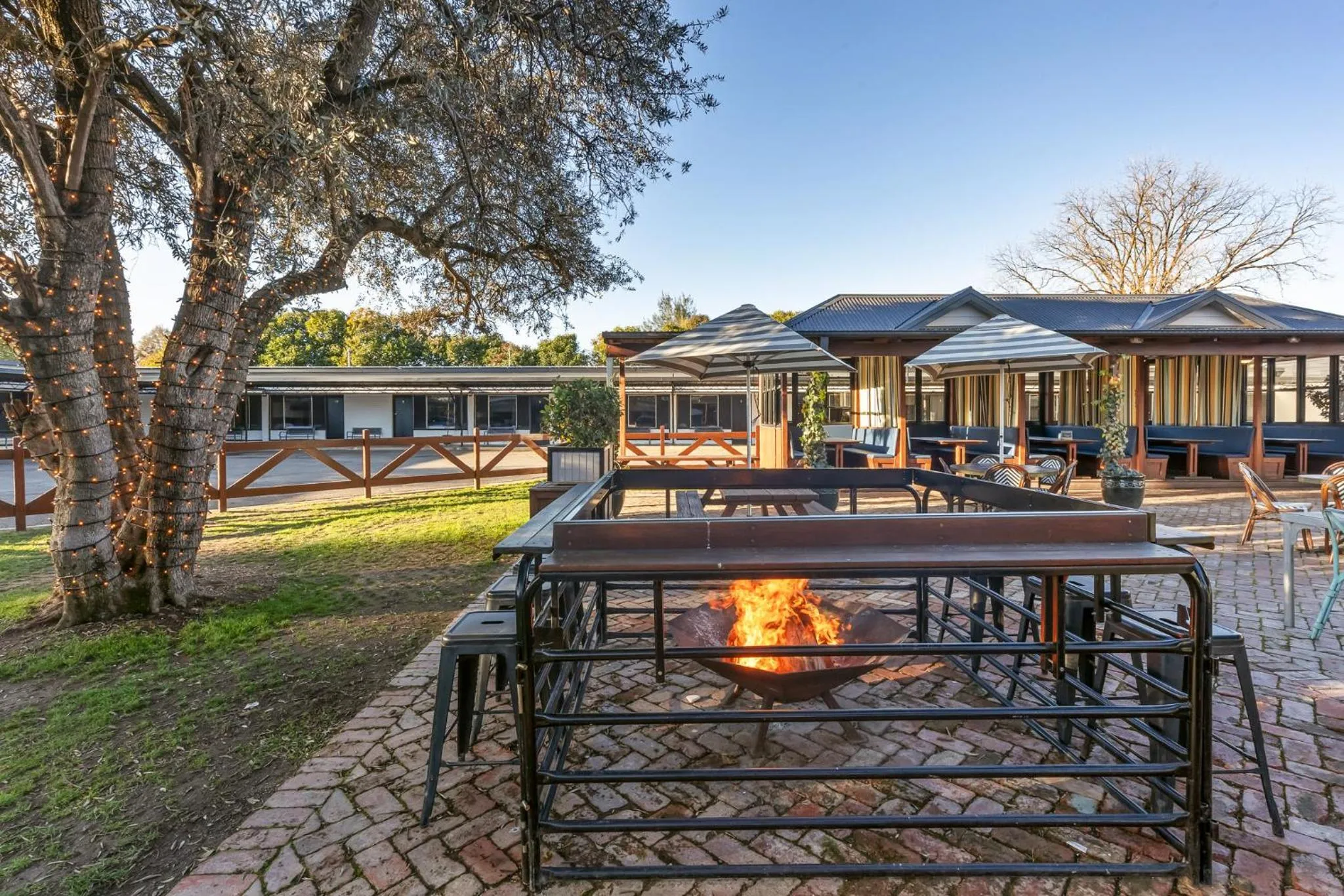 Palm and Pawn Motor Inn