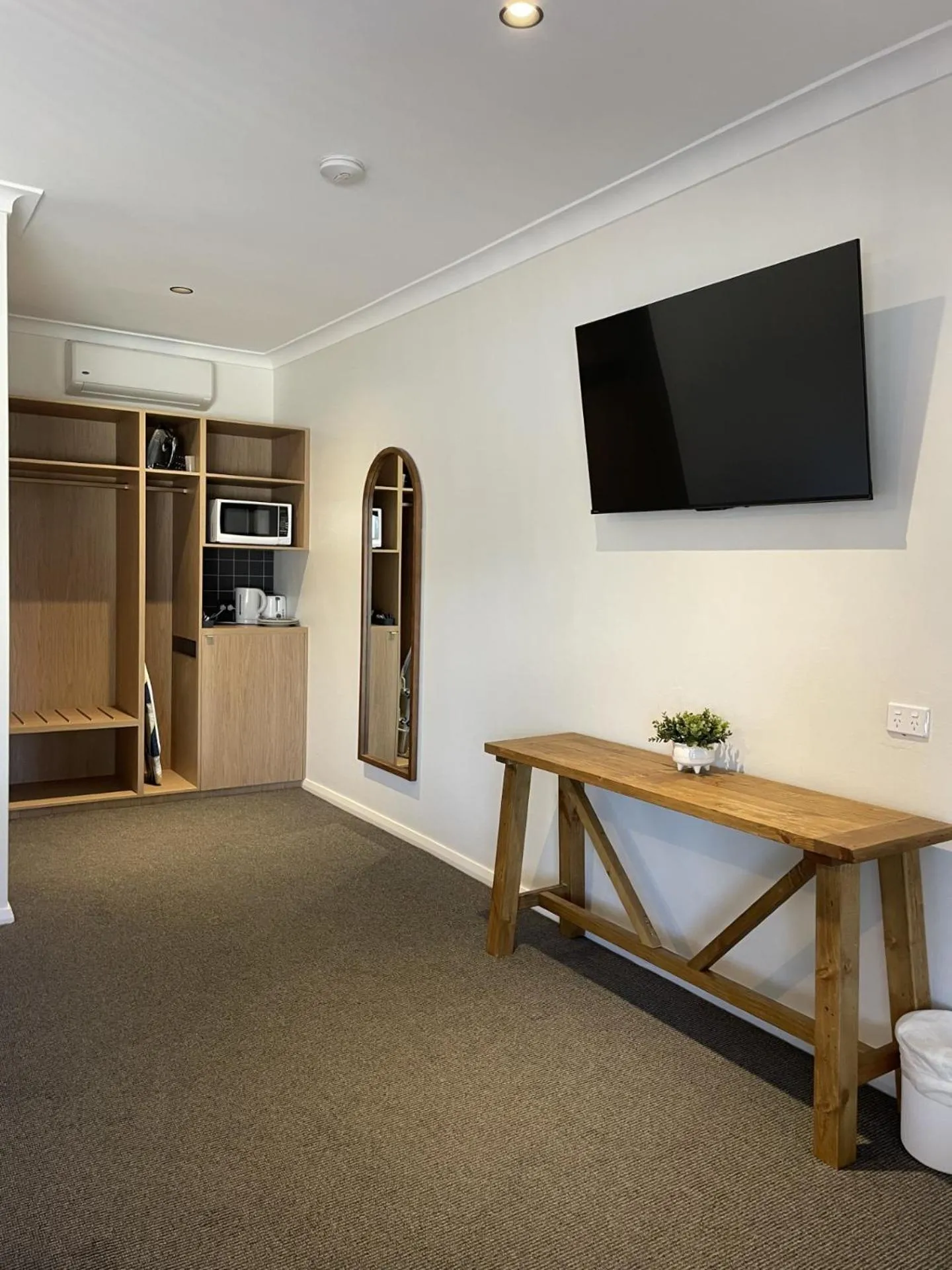 Palm and Pawn Motor Inn