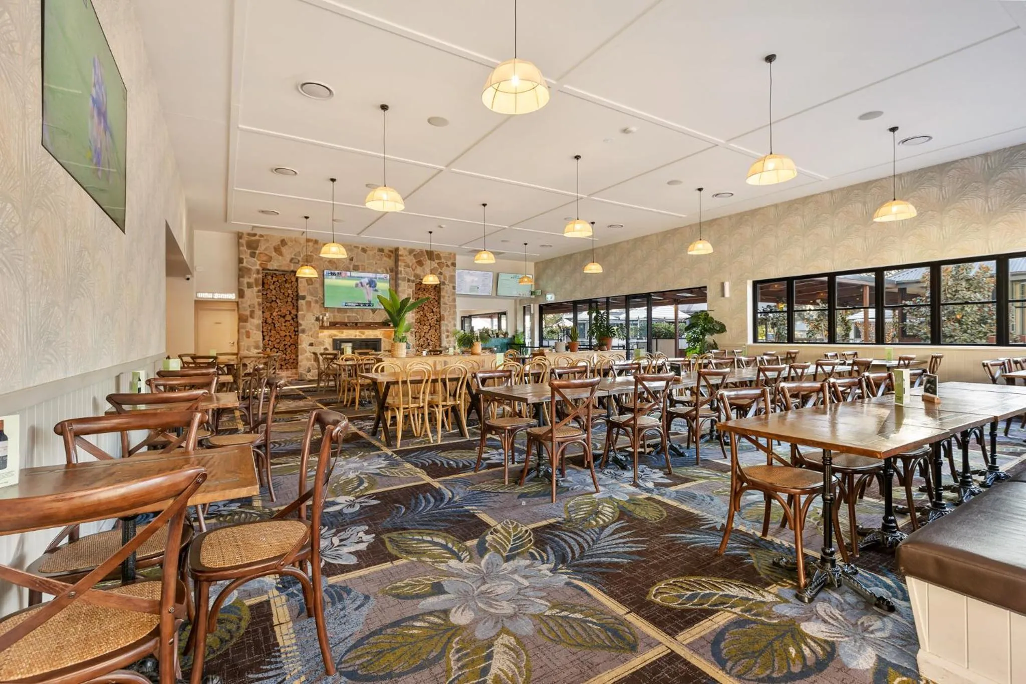 Palm and Pawn Motor Inn