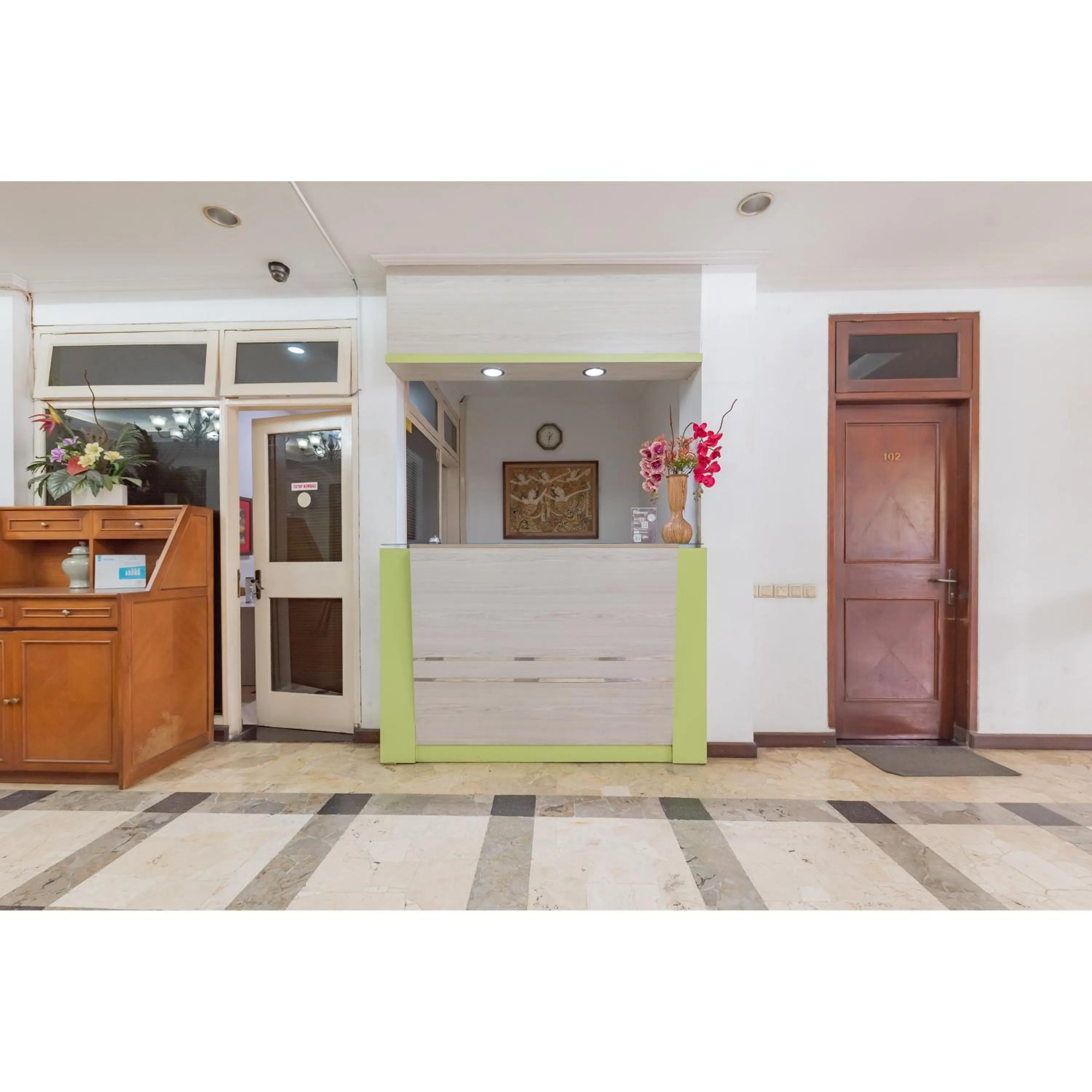 Lobby or reception in Urbanview Hotel Utari