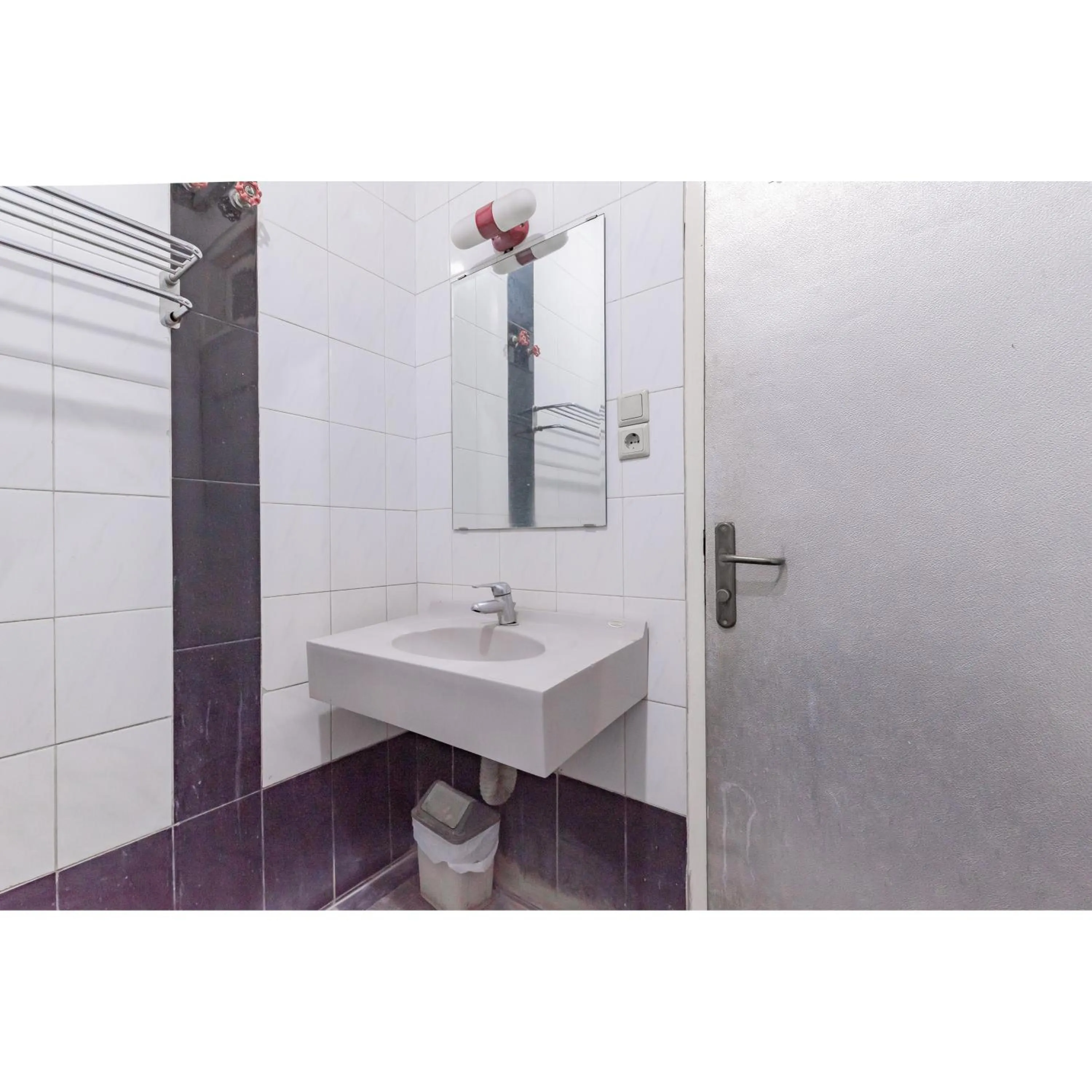 Bathroom in Urbanview Hotel Utari