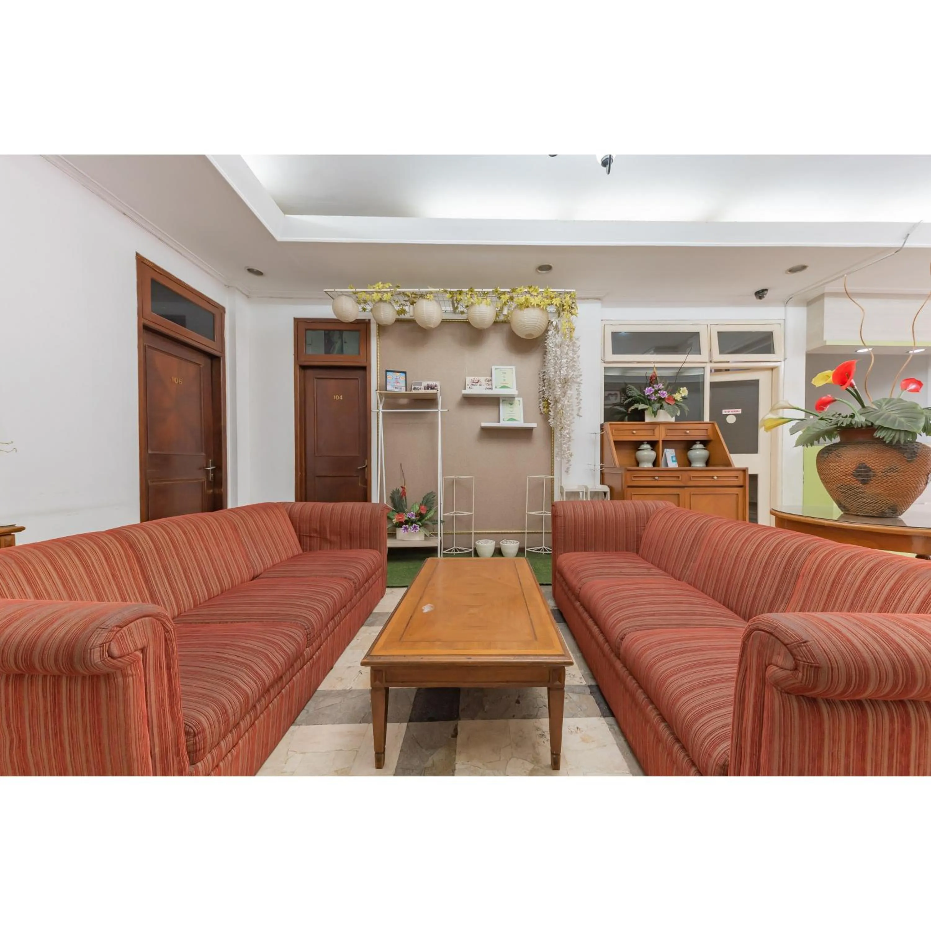 Seating area in Urbanview Hotel Utari