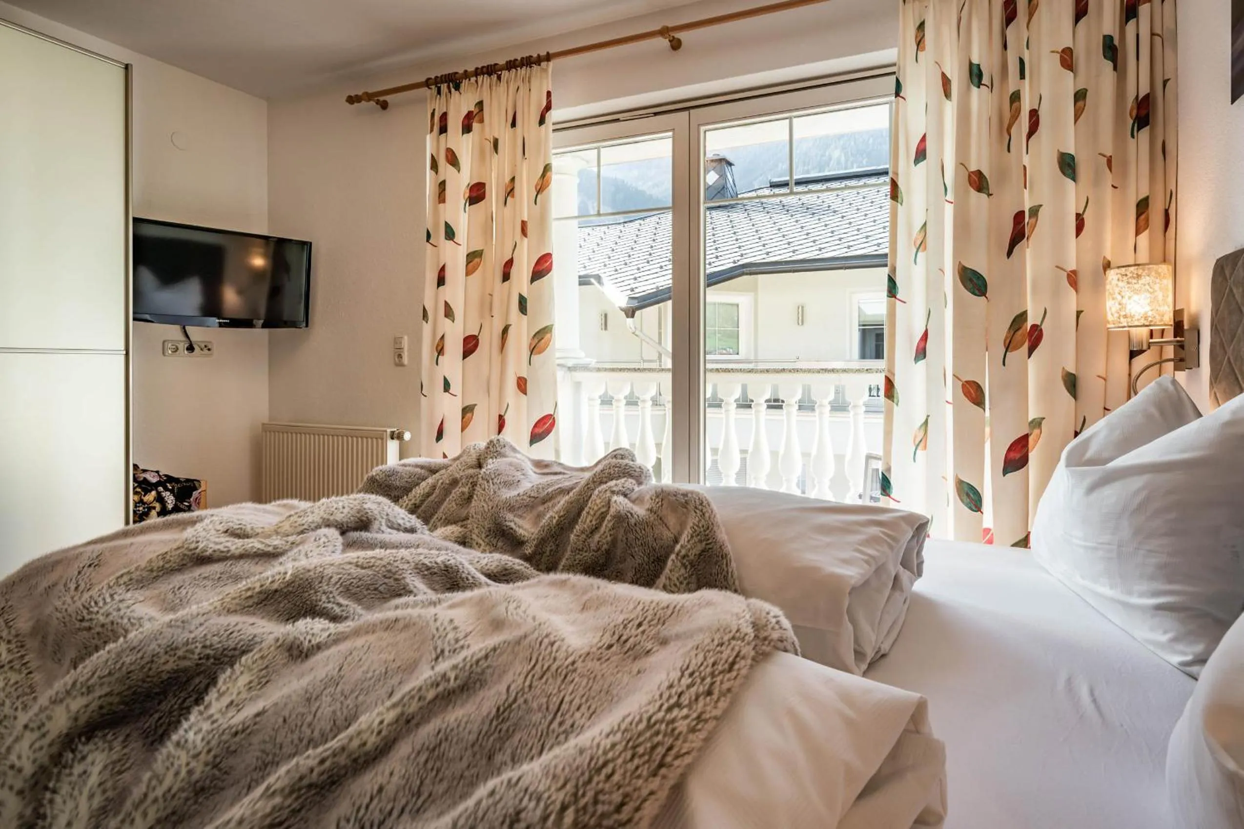 TV and multimedia, Bed in Gästehaus Wiesengrund & Apart Sporer