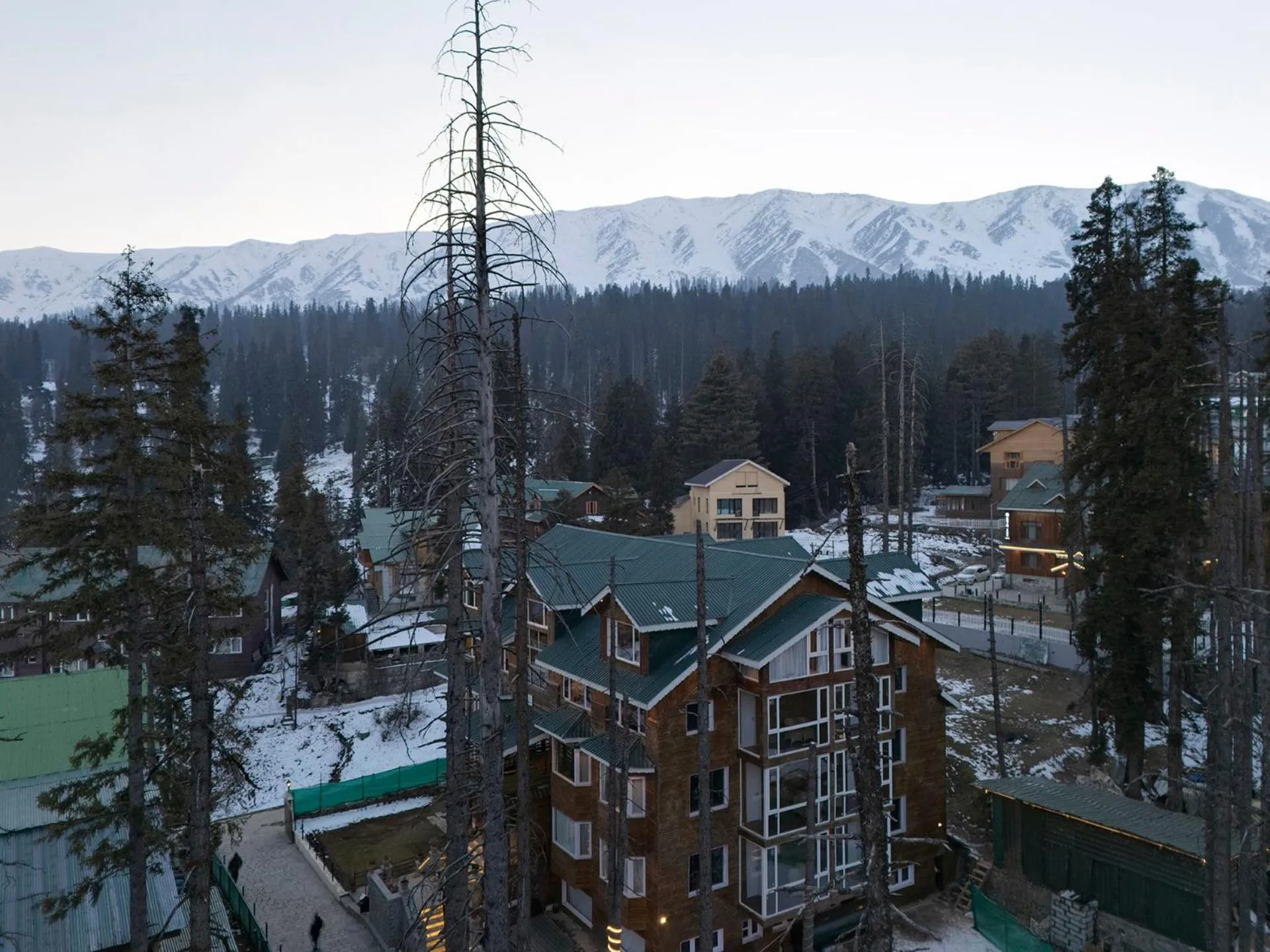 Property building in Hotel Pine Spring Gulmarg