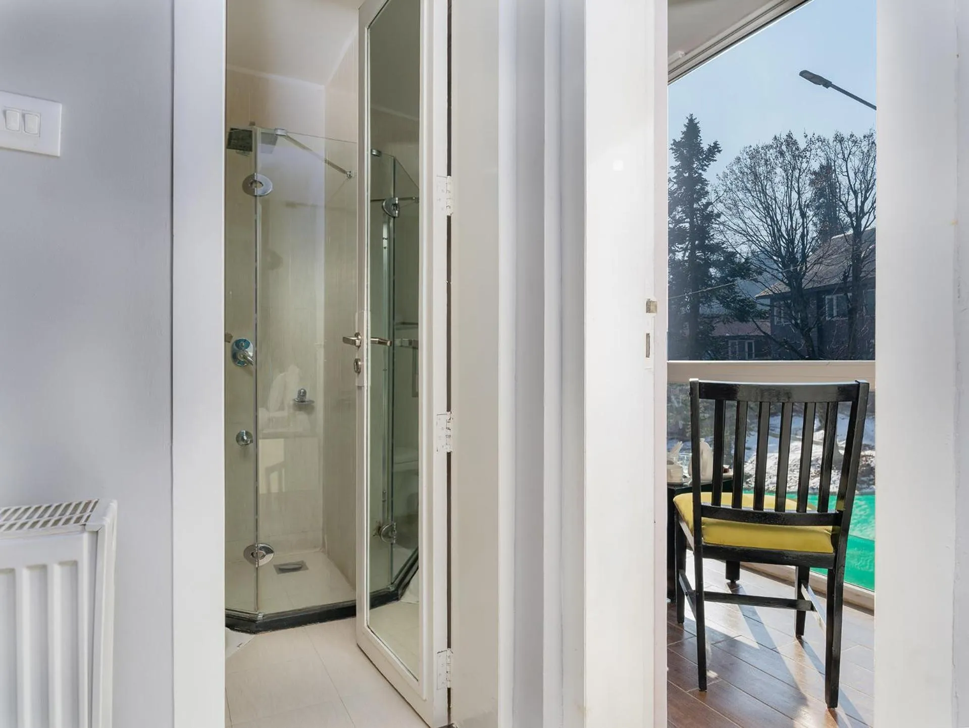 Shower in Hotel Pine Spring Gulmarg