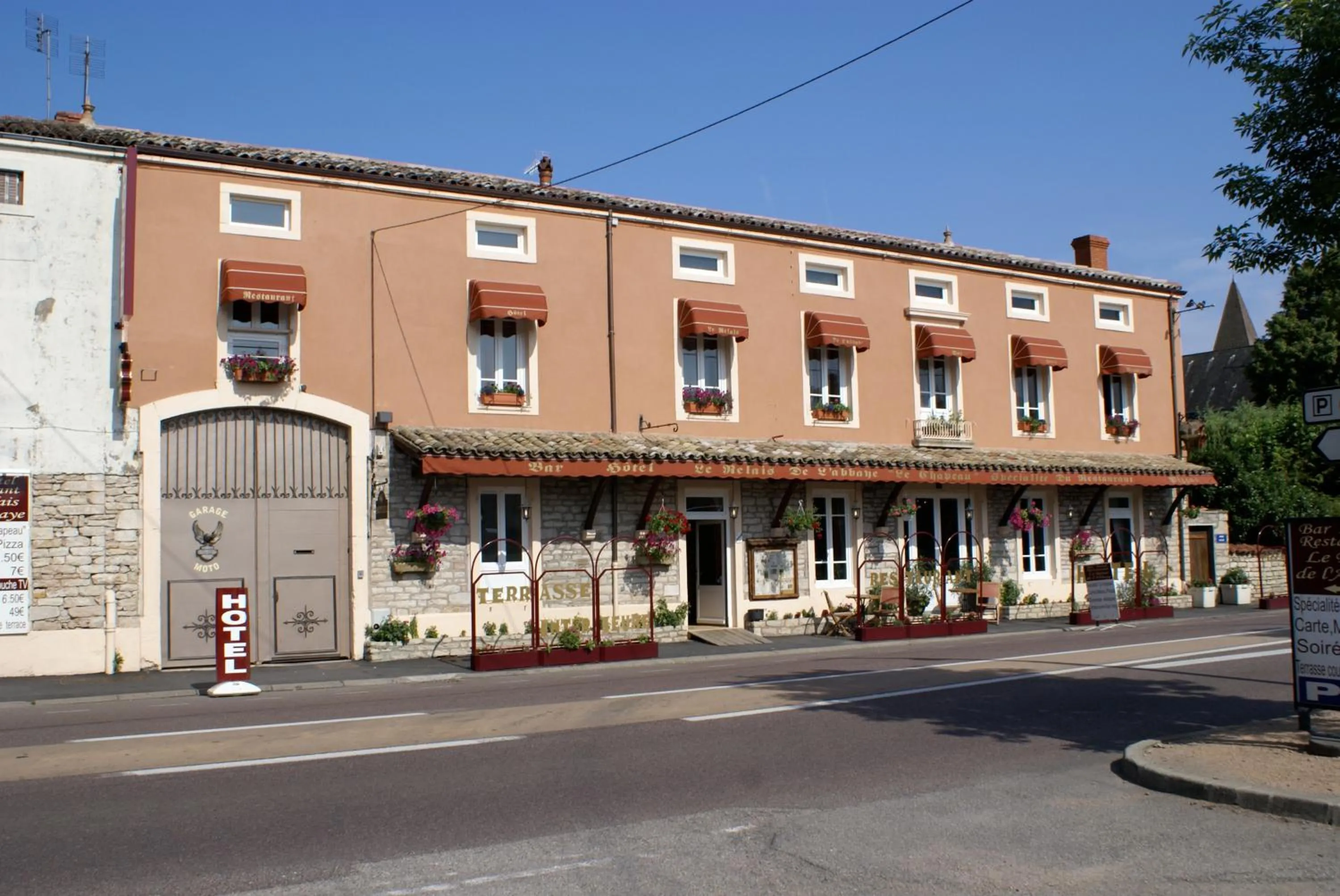 Facade/entrance in Le Relais de l'Abbaye