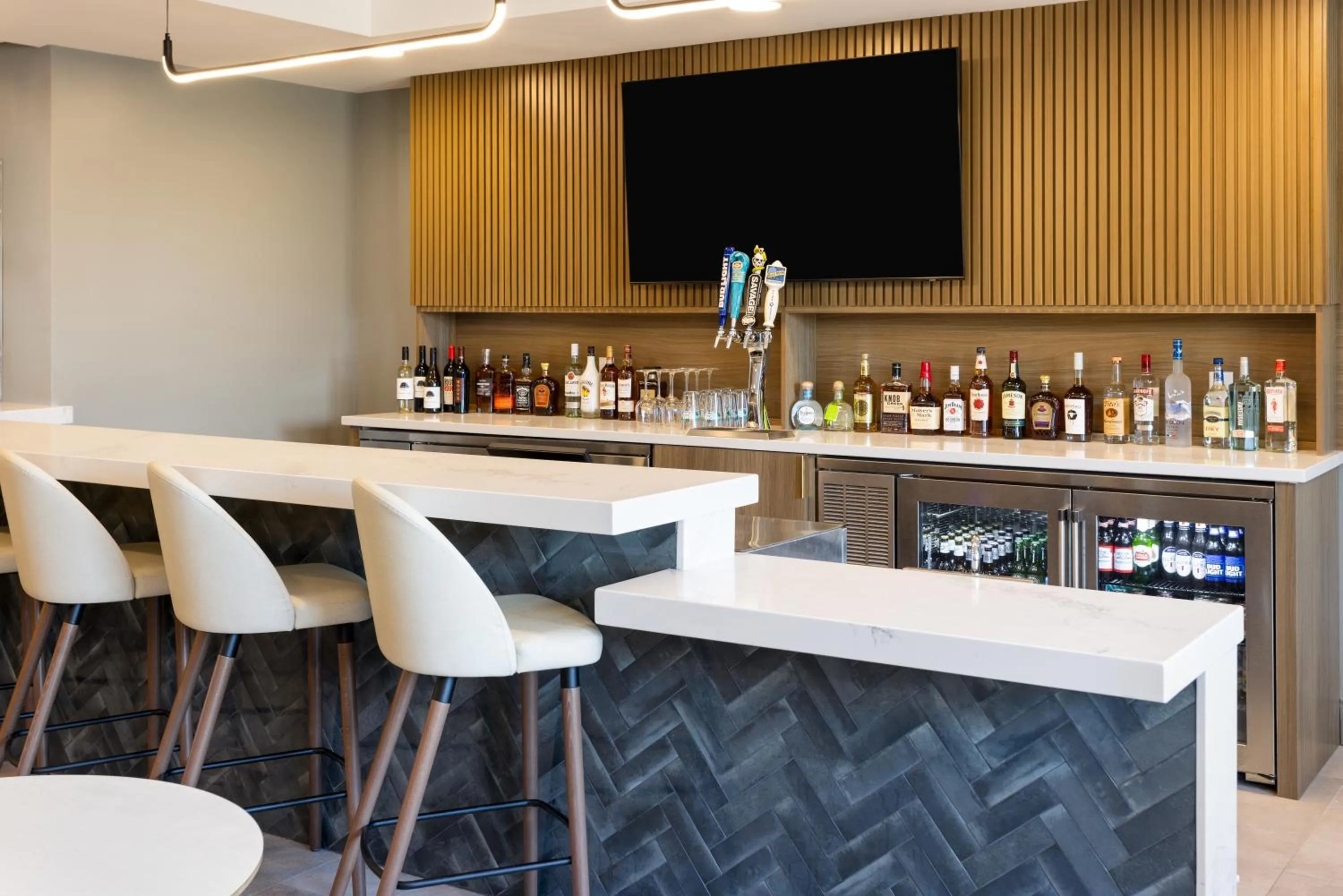 Lounge or bar in Holiday Inn & Suites Columbia NE - Ft Jackson Area by IHG