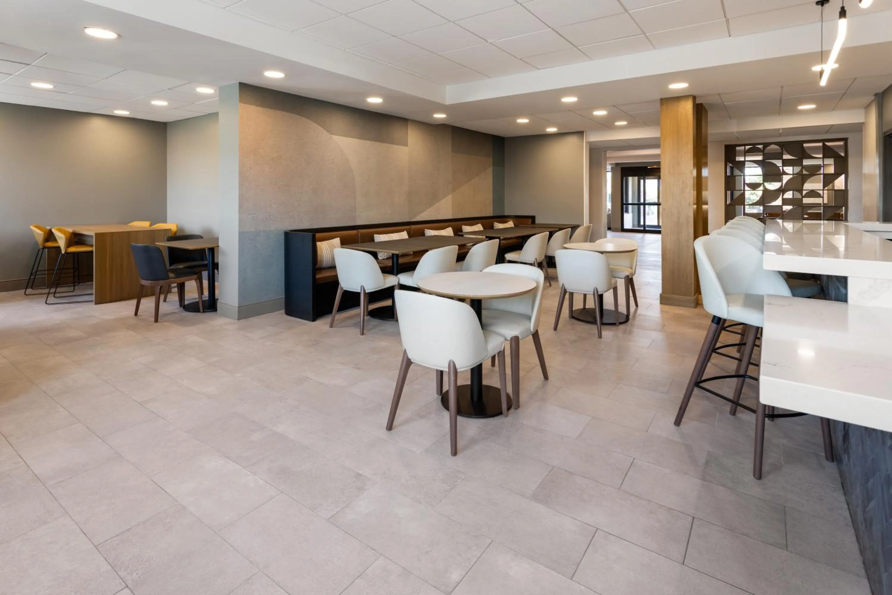 Dining area in Holiday Inn & Suites Columbia NE - Ft Jackson Area by IHG