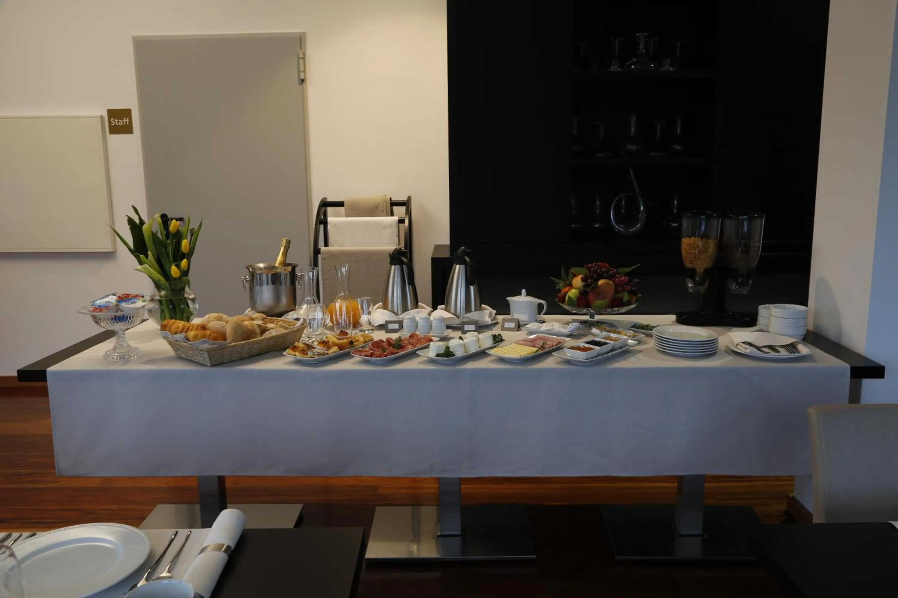 Restaurant/places to eat in LBV House Hotel