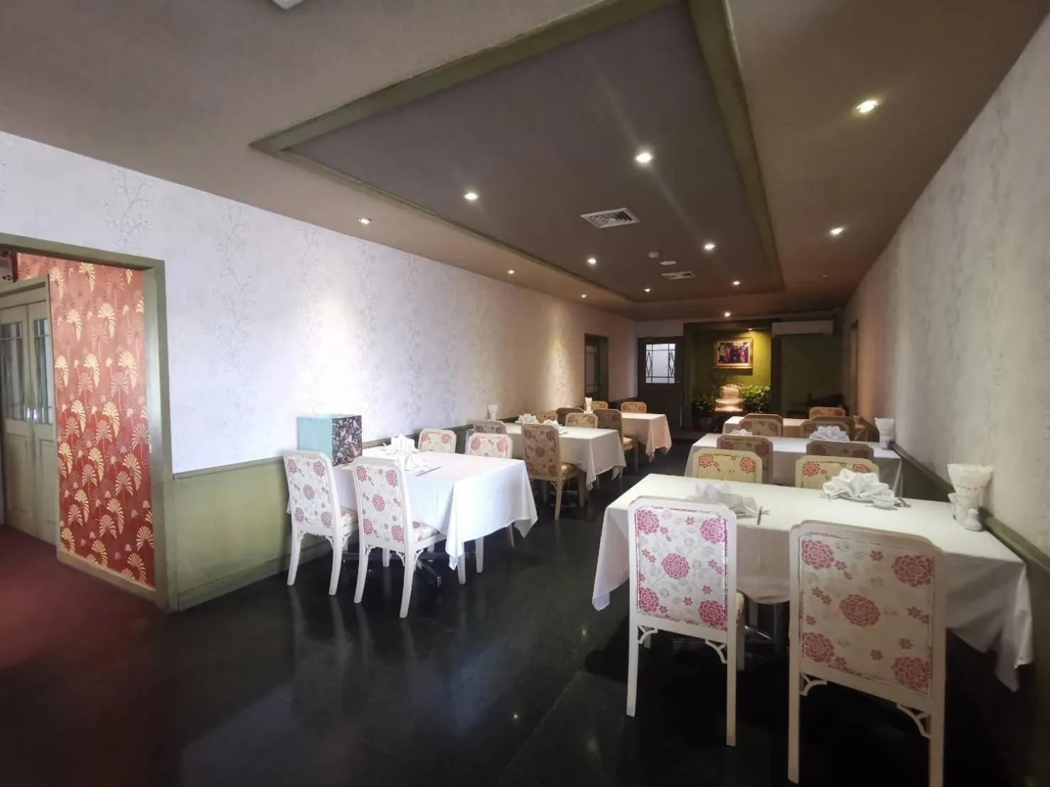 Restaurant/places to eat in LEE PLACE HOTEL