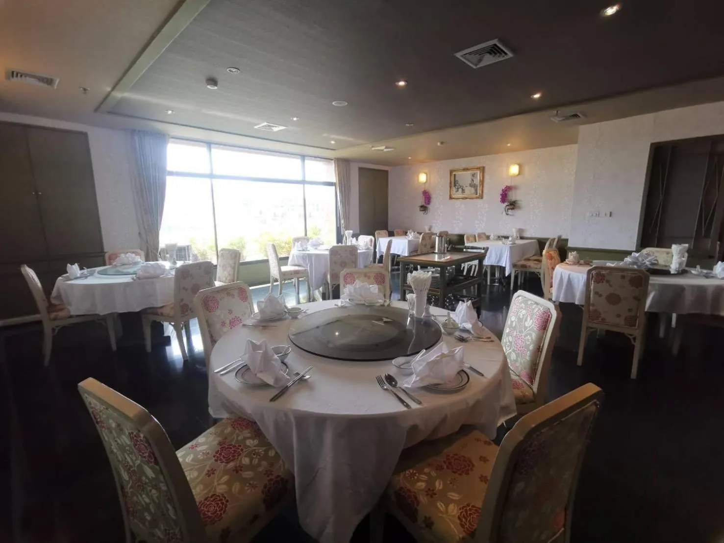 Restaurant/places to eat in LEE PLACE HOTEL