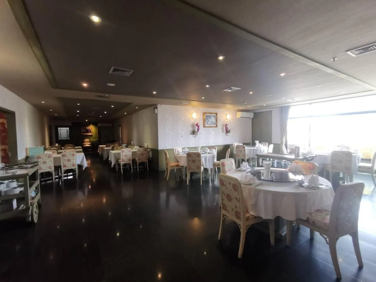 Restaurant/places to eat in LEE PLACE HOTEL