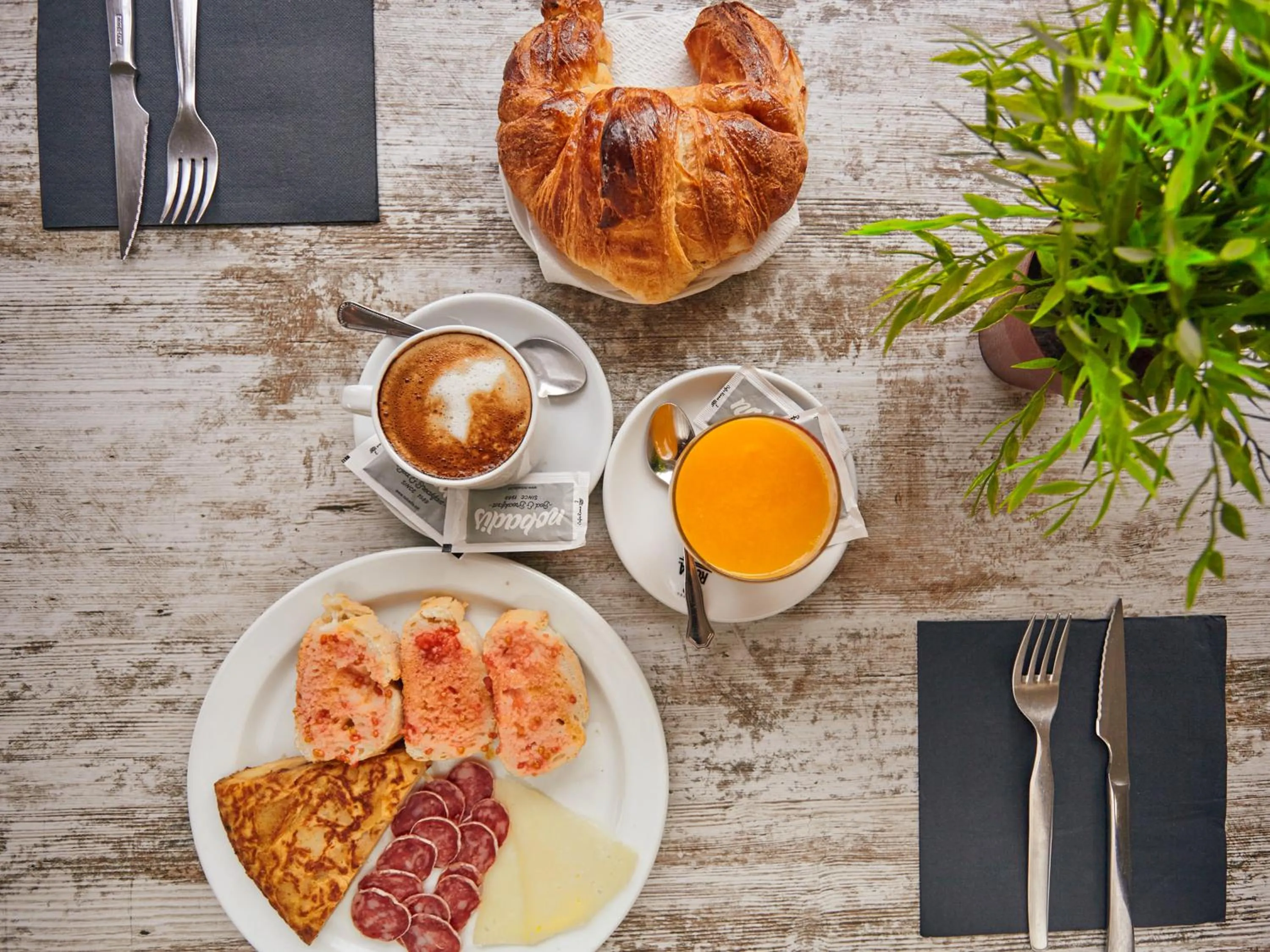 Continental breakfast in Hostal Nobadis