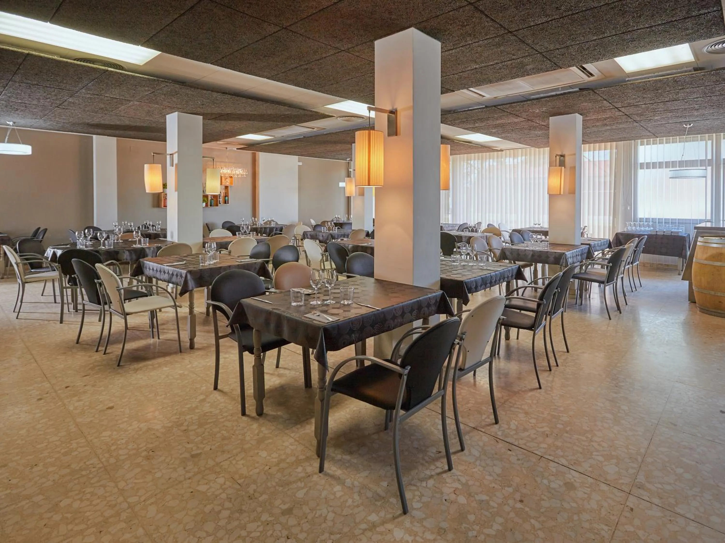 Restaurant/places to eat in Hostal Nobadis