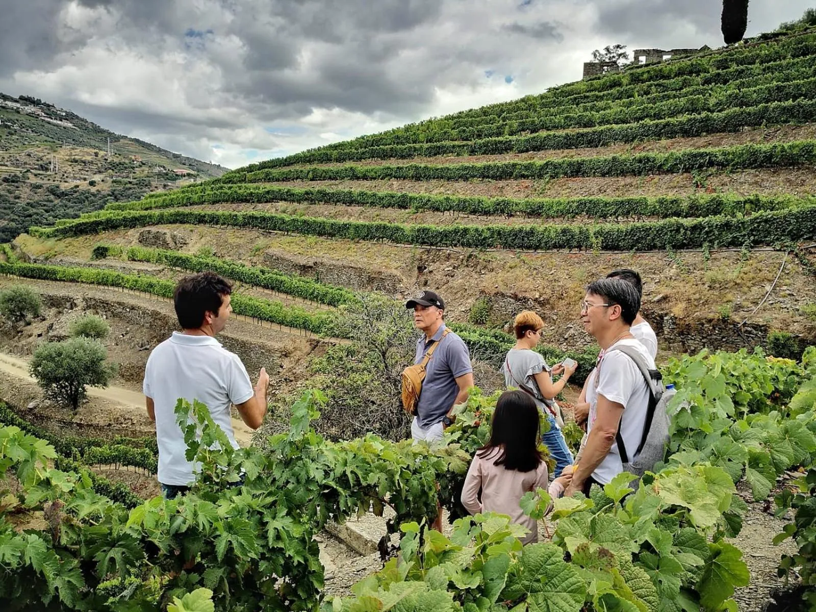 People in Dois Lagares House