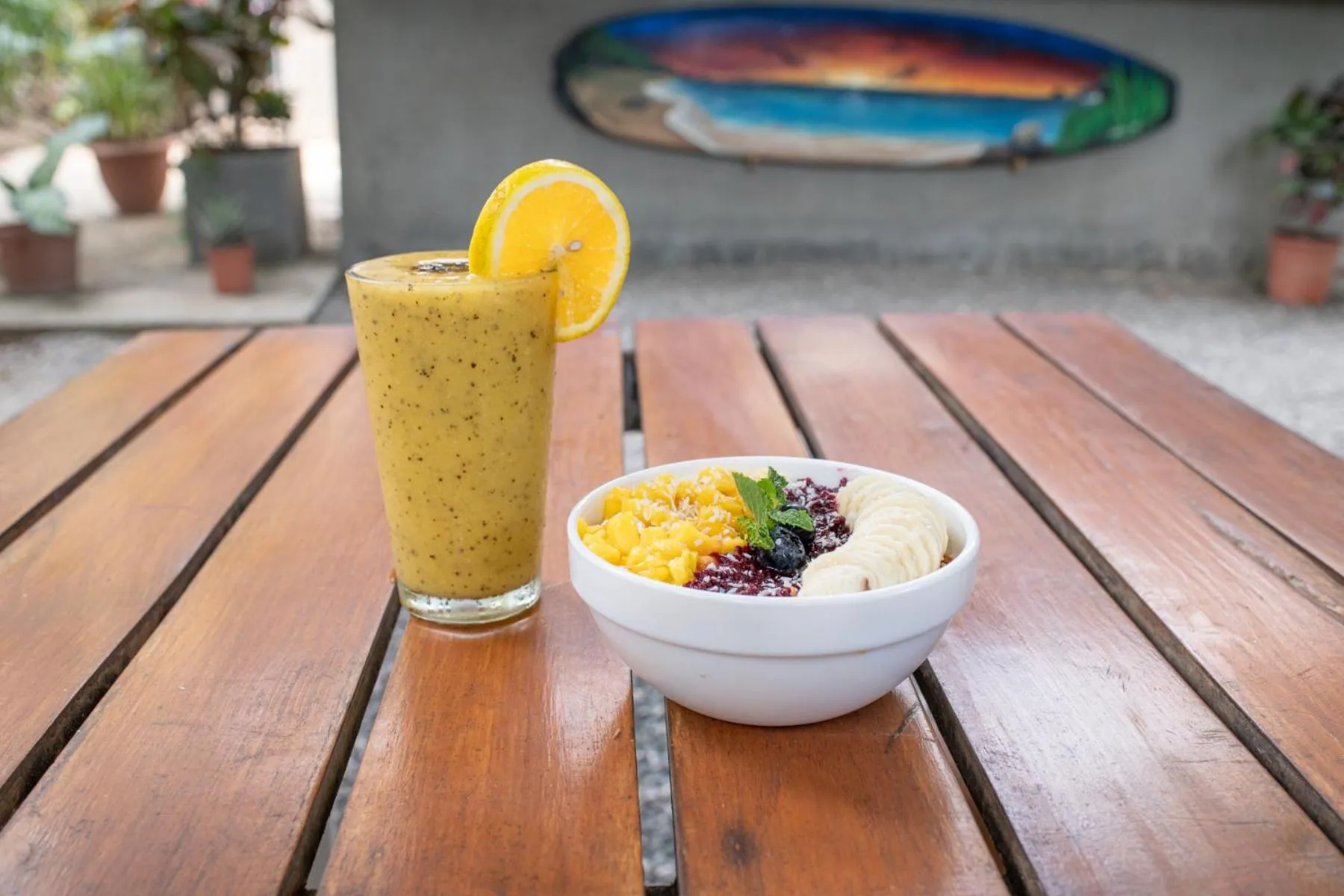 Restaurant/places to eat in Living Hotel